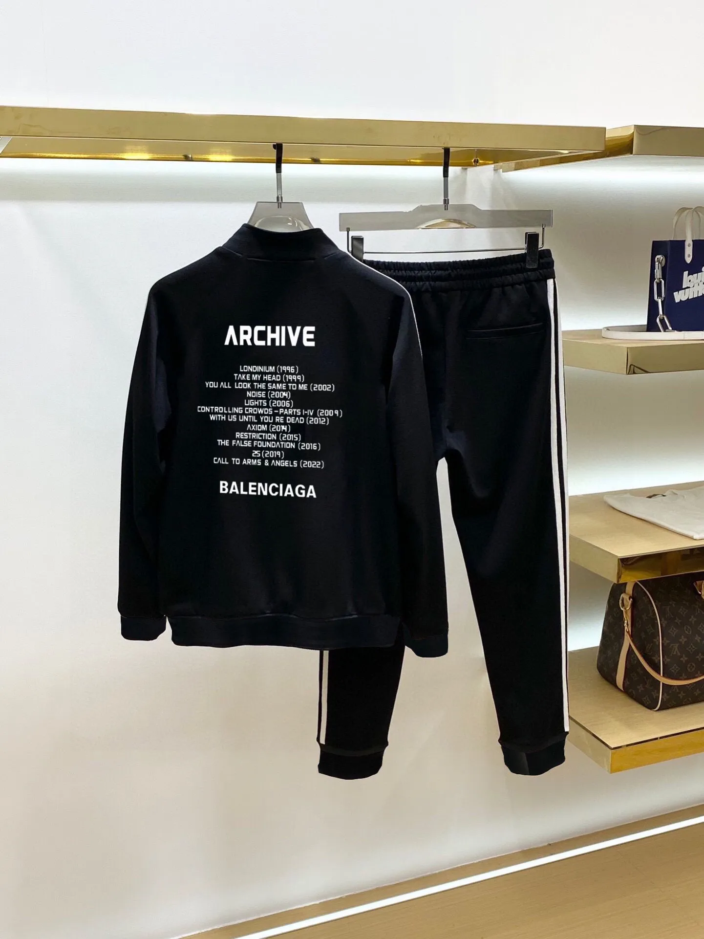 🅿️580 [BALENCIAGA] Hot-selling suit is coming. Focus on the original version of the official website. 2025 new hot-selling cardigan and sweatshirt suit. The original order is the best. 🇭🇰The meticulous work of top designers is dedicated to a fitting and perfect upper body effect. All-natural high-quality Tencel Roman cotton 100%, close-fitting comfort, noble and elegant! Original hardware embodies elegance and nobility! Counter size: M-3XL (maximum wear up to 190 pounds)