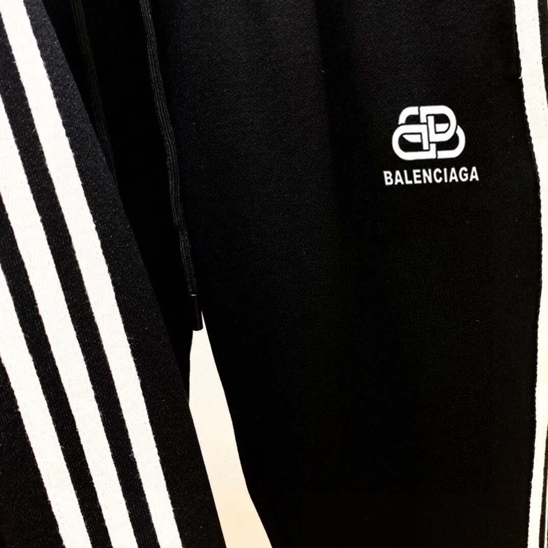 🅿️580 [BALENCIAGA] Hot-selling suit is coming. Focus on the original version of the official website. 2025 new hot-selling cardigan and sweatshirt suit. The original order is the best. 🇭🇰The meticulous work of top designers is dedicated to a fitting and perfect upper body effect. All-natural high-quality Tencel Roman cotton 100%, close-fitting comfort, noble and elegant! Original hardware embodies elegance and nobility! Counter size: M-3XL (maximum wear up to 190 pounds)