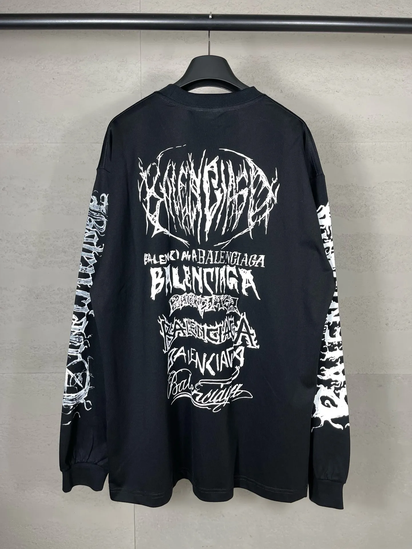🅿️210 real photos [Top version. Official website quality] BALENCI*GA/Paris. 2024 new style. Year of the Dragon limited print long-sleeved T-shirt, synchronized with brick cabinets. Developed genuine product at the first time, enjoy printing and comparison! The fabric is made of Paris ZP custom-woven and dyed cotton double yarn. Weighing 260 grams, the cloth surface is clean. The cloth pattern is clear, soft and comfortable. The threads are dyed with no color difference. The classic LOGO is made of environmentally friendly imported materials, drawn silk flowers, with clear letters and three-dimensional effect. Restore the brick cabinet. Welcome to compare, the version adopts the OS loose shoulder version. Same style for men and women Coding: BL235035 Color: black, white, pink Size: XS S M L