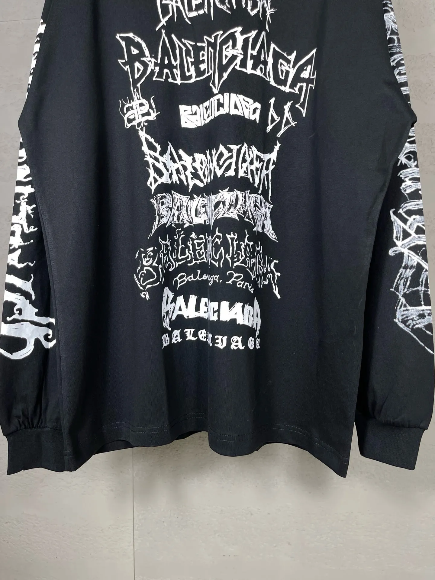🅿️210 real photos [Top version. Official website quality] BALENCI*GA/Paris. 2024 new style. Year of the Dragon limited print long-sleeved T-shirt, synchronized with brick cabinets. Developed genuine product at the first time, enjoy printing and comparison! The fabric is made of Paris ZP custom-woven and dyed cotton double yarn. Weighing 260 grams, the cloth surface is clean. The cloth pattern is clear, soft and comfortable. The threads are dyed with no color difference. The classic LOGO is made of environmentally friendly imported materials, drawn silk flowers, with clear letters and three-dimensional effect. Restore the brick cabinet. Welcome to compare, the version adopts the OS loose shoulder version. Same style for men and women Coding: BL235035 Color: black, white, pink Size: XS S M L