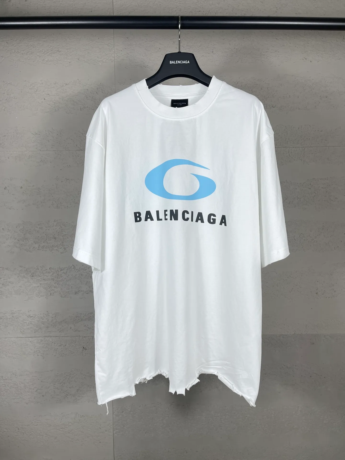 🅿️190 Detailed pictures [Top version. Official website quality] BALENCI*GA/Paris BALENCI*GA#25 Paris new style, classic LOGO print on the front and back, washed and worn, old hem, hand-polished short-sleeved T-shirt. Brick cabinet synchronization. The old and worn ZP is the same, welcome to compare. The fabric is made of Paris ZP custom-woven and dyed 100% cotton double-yarn compact cotton. The weight is 260 grams. The cloth surface is clean. The cloth pattern is clear. Soft and comfortable. Good color fastness. Not easy to change color. The threads are woven and dyed with no color difference. The printing uses imported environmentally friendly glue printing, and the ready-made garments are washed, worn and worn, and the process is extremely heavy. Jubie market makes goods based on pictures. Comparisons welcome. Return brick cabinet. The version adopts OS loose shoulder version. Same style for men and women. Code: BL253652 Color: black, white Size: XS S M L
