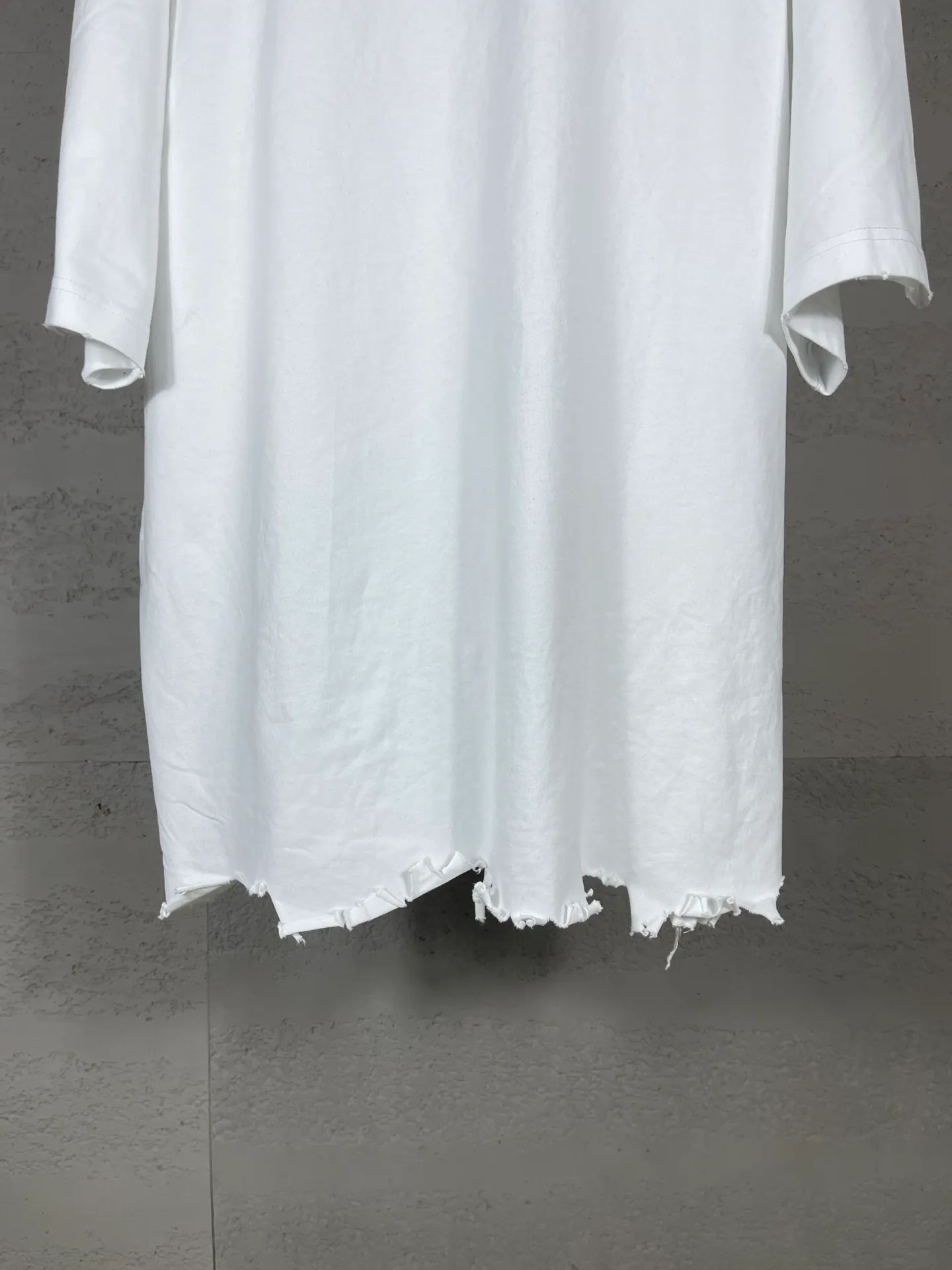 🅿️190 Detailed pictures [Top version. Official website quality] BALENCI*GA/Paris BALENCI*GA#25 Paris new style, classic LOGO print on the front and back, washed and worn, old hem, hand-polished short-sleeved T-shirt. Brick cabinet synchronization. The old and worn ZP is the same, welcome to compare. The fabric is made of Paris ZP custom-woven and dyed 100% cotton double-yarn compact cotton. The weight is 260 grams. The cloth surface is clean. The cloth pattern is clear. Soft and comfortable. Good color fastness. Not easy to change color. The threads are woven and dyed with no color difference. The printing uses imported environmentally friendly glue printing, and the ready-made garments are washed, worn and worn, and the process is extremely heavy. Jubie market makes goods based on pictures. Comparisons welcome. Return brick cabinet. The version adopts OS loose shoulder version. Same style for men and women. Code: BL253652 Color: black, white Size: XS S M L