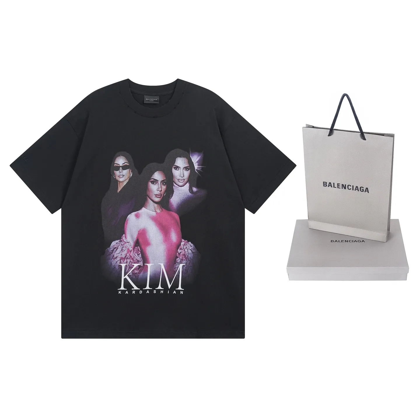🅿️194 real photos [top version. official website quality] BALENCI*GA/25 new model. The front is directly printed with Kimk's art work, and the back is printed with artistic signature. The right sleeve is embroidered with English frayed distressed short-sleeved T-shirt # SS25 latest style. Research and development at the first time, different market currencies. Comparisons welcome. The fabric is made of Paris ZP custom-woven and dyed cotton double yarn. Weighing 260 grams, the cloth surface is clean. The cloth pattern is clear, soft and comfortable. The threads are dyed with no color difference. Printing adopts computer direct printing. The garments are washed and worn to make them look old. Jubie market currency. Welcome to compare. The version adopts OS loose shoulder design. Same style for men and women. Code: BL253668 Color: Black Size: XS S M L
