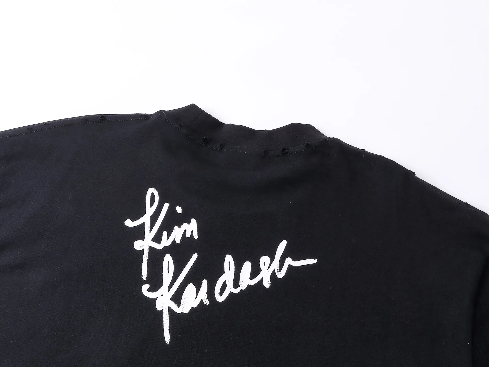 🅿️194 real photos [top version. official website quality] BALENCI*GA/25 new model. The front is directly printed with Kimk's art work, and the back is printed with artistic signature. The right sleeve is embroidered with English frayed distressed short-sleeved T-shirt # SS25 latest style. Research and development at the first time, different market currencies. Comparisons welcome. The fabric is made of Paris ZP custom-woven and dyed cotton double yarn. Weighing 260 grams, the cloth surface is clean. The cloth pattern is clear, soft and comfortable. The threads are dyed with no color difference. Printing adopts computer direct printing. The garments are washed and worn to make them look old. Jubie market currency. Welcome to compare. The version adopts OS loose shoulder design. Same style for men and women. Code: BL253668 Color: Black Size: XS S M L