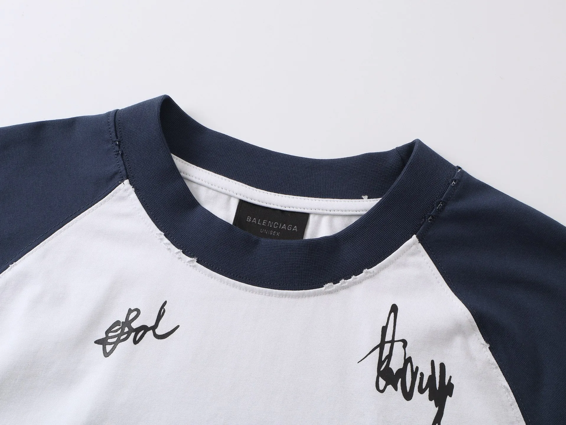 🅿️230 real photos [Top version. Official website quality] BALENCI*GA/Paris #2025 new style raglan sleeves, color matching, signature printing, embroidery LOGO, washed, distressed, hand-painted graffiti, new short-sleeved T-shirt. #2025 Brick Cabinet Synchronization Extra heavy craftsmanship. Welcome to compare. The fabric is made of Paris ZP custom-woven and dyed cotton double yarn, with a weight of 260 grams. The cloth surface is clean. The cloth pattern is clear, soft and comfortable. The threads are dyed with no color difference. The signature is printed with environmentally friendly glue, and the classic letter LOGO is embroidered with an imported Tajima embroidery machine. The letters are clear and the effect is three-dimensional. Restore the brick cabinet, adopt OS loose shoulder style. Same style for men and women. Coding: BL253728 Color: black, white Size: XS S M L