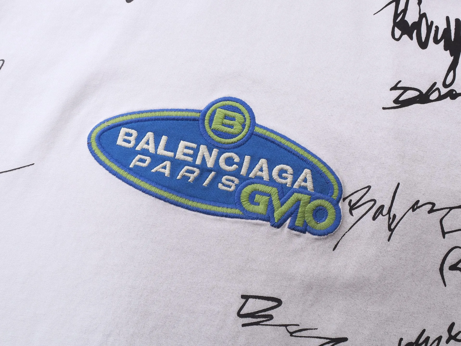 🅿️230 real photos [Top version. Official website quality] BALENCI*GA/Paris #2025 new style raglan sleeves, color matching, signature printing, embroidery LOGO, washed, distressed, hand-painted graffiti, new short-sleeved T-shirt. #2025 Brick Cabinet Synchronization Extra heavy craftsmanship. Welcome to compare. The fabric is made of Paris ZP custom-woven and dyed cotton double yarn, with a weight of 260 grams. The cloth surface is clean. The cloth pattern is clear, soft and comfortable. The threads are dyed with no color difference. The signature is printed with environmentally friendly glue, and the classic letter LOGO is embroidered with an imported Tajima embroidery machine. The letters are clear and the effect is three-dimensional. Restore the brick cabinet, adopt OS loose shoulder style. Same style for men and women. Coding: BL253728 Color: black, white Size: XS S M L