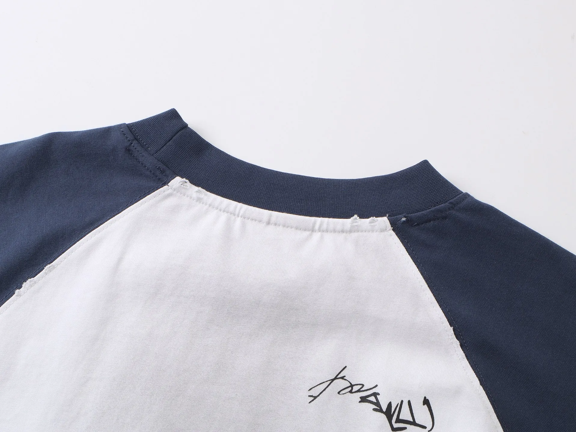 🅿️230 real photos [Top version. Official website quality] BALENCI*GA/Paris #2025 new style raglan sleeves, color matching, signature printing, embroidery LOGO, washed, distressed, hand-painted graffiti, new short-sleeved T-shirt. #2025 Brick Cabinet Synchronization Extra heavy craftsmanship. Welcome to compare. The fabric is made of Paris ZP custom-woven and dyed cotton double yarn, with a weight of 260 grams. The cloth surface is clean. The cloth pattern is clear, soft and comfortable. The threads are dyed with no color difference. The signature is printed with environmentally friendly glue, and the classic letter LOGO is embroidered with an imported Tajima embroidery machine. The letters are clear and the effect is three-dimensional. Restore the brick cabinet, adopt OS loose shoulder style. Same style for men and women. Coding: BL253728 Color: black, white Size: XS S M L