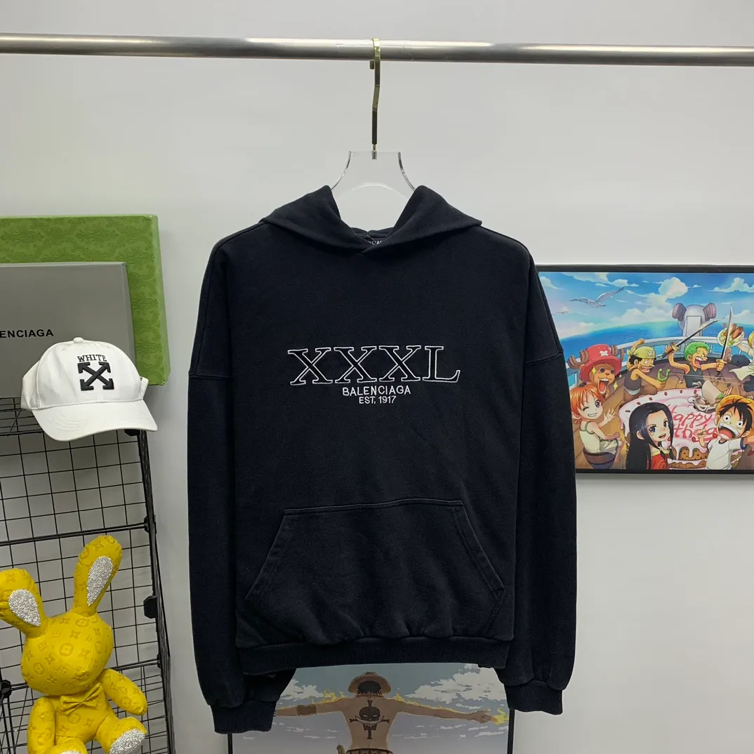 The top version of Balenciaga BALENCIAGA's new XXXL letter embroidery, the latest hooded sweatshirt for male and female couples stars - using imported Tajima 10w needle machine embroidery, high-density embroidery letter hemming technology, full details without tails, clear letters without connections‼ ️ - BLCG's latest fashion series, Jay Chou's same upper body, new styles are released every year. The washed black color is a new color this year. I didn't hesitate to buy it when I saw it. The upper body looks white. I love this color!  -Full set of 1:1 customized accessories + Sydney paper with logo + new version of handbags at the counter + three standard products for large products + original hangtag -The webbing on the back collar extends to the shoulder for reinforcement, and the stitches are dropped at the joint. Imported elliptical machine, imported glue technology, overall printing without teeth, 32s480g double yarn combed cotton fabric, the fabric is made of 480g Color: washed black Size: XS-L P:470