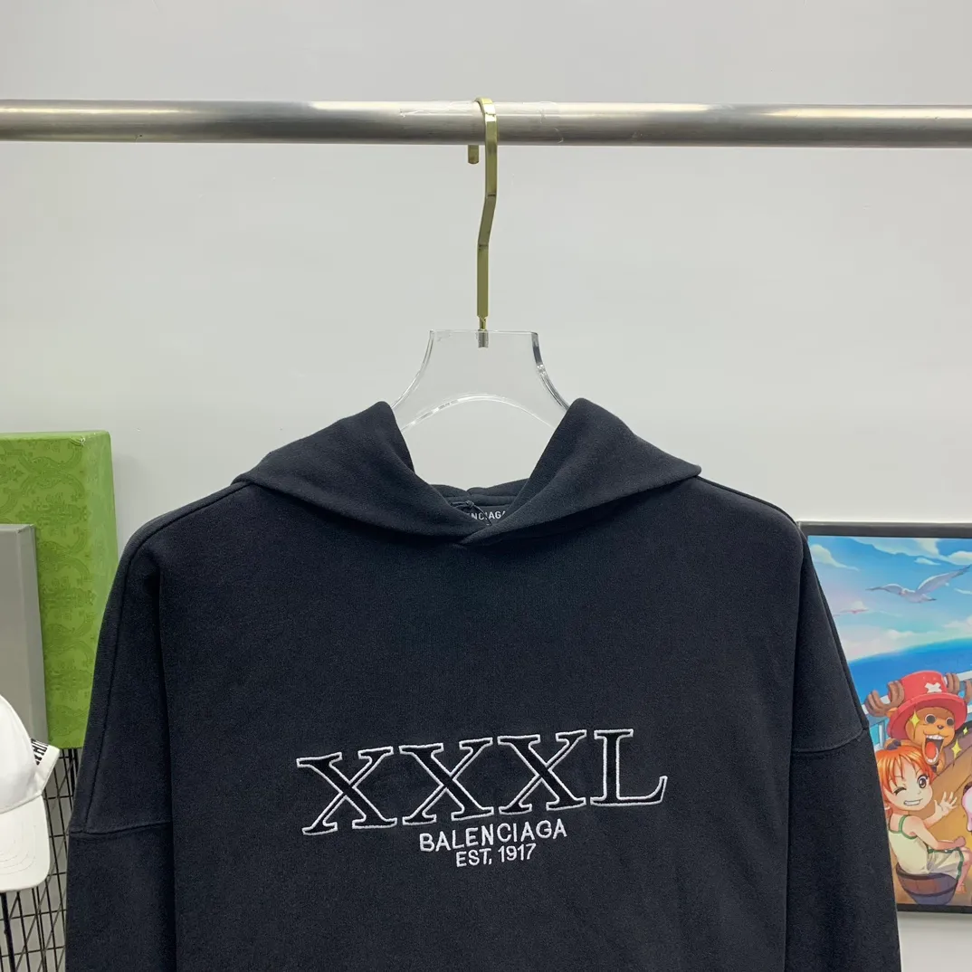 The top version of Balenciaga BALENCIAGA's new XXXL letter embroidery, the latest hooded sweatshirt for male and female couples stars - using imported Tajima 10w needle machine embroidery, high-density embroidery letter hemming technology, full details without tails, clear letters without connections‼ ️ - BLCG's latest fashion series, Jay Chou's same upper body, new styles are released every year. The washed black color is a new color this year. I didn't hesitate to buy it when I saw it. The upper body looks white. I love this color!  -Full set of 1:1 customized accessories + Sydney paper with logo + new version of handbags at the counter + three standard products for large products + original hangtag -The webbing on the back collar extends to the shoulder for reinforcement, and the stitches are dropped at the joint. Imported elliptical machine, imported glue technology, overall printing without teeth, 32s480g double yarn combed cotton fabric, the fabric is made of 480g Color: washed black Size: XS-L P:470