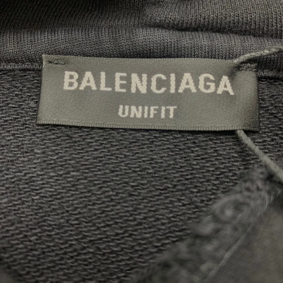 The top version of Balenciaga BALENCIAGA's new XXXL letter embroidery, the latest hooded sweatshirt for male and female couples stars - using imported Tajima 10w needle machine embroidery, high-density embroidery letter hemming technology, full details without tails, clear letters without connections‼ ️ - BLCG's latest fashion series, Jay Chou's same upper body, new styles are released every year. The washed black color is a new color this year. I didn't hesitate to buy it when I saw it. The upper body looks white. I love this color!  -Full set of 1:1 customized accessories + Sydney paper with logo + new version of handbags at the counter + three standard products for large products + original hangtag -The webbing on the back collar extends to the shoulder for reinforcement, and the stitches are dropped at the joint. Imported elliptical machine, imported glue technology, overall printing without teeth, 32s480g double yarn combed cotton fabric, the fabric is made of 480g Color: washed black Size: XS-L P:470