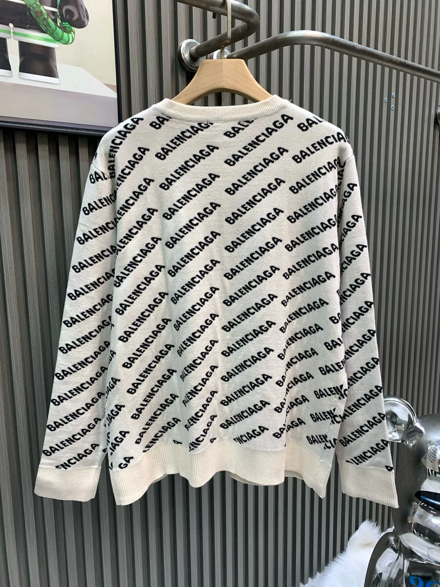 🅿️360 🀄️ Balenciaga Paris all-over barrage double-sided knitted jacquard sweater. Purchase the original mold to create a full set of customized accessories. Details determine success. Balenciaga is one of the most influential brands in the fashion industry. It was founded in 1919 by Cristóbal Balenciaga and settled in Paris in 1936. He led many important fashion movements between 1930 and 1968. The representative ready-to-wear series reflects the identity of the brand. The entire piece adopts precision embossing technology and a full set of original Balenciaga counter accessories. It can be worn by both men and women.
