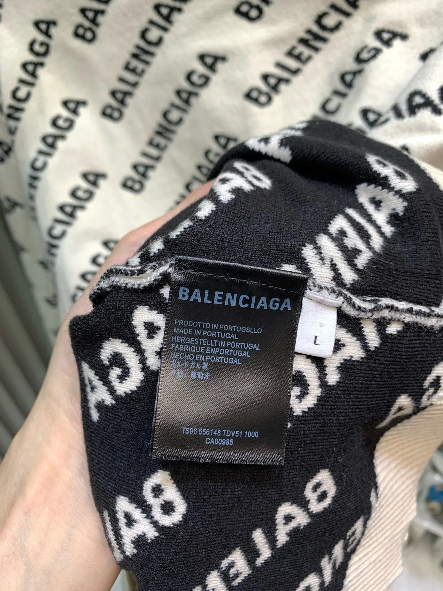 🅿️360 🀄️ Balenciaga Paris all-over barrage double-sided knitted jacquard sweater. Purchase the original mold to create a full set of customized accessories. Details determine success. Balenciaga is one of the most influential brands in the fashion industry. It was founded in 1919 by Cristóbal Balenciaga and settled in Paris in 1936. He led many important fashion movements between 1930 and 1968. The representative ready-to-wear series reflects the identity of the brand. The entire piece adopts precision embossing technology and a full set of original Balenciaga counter accessories. It can be worn by both men and women.