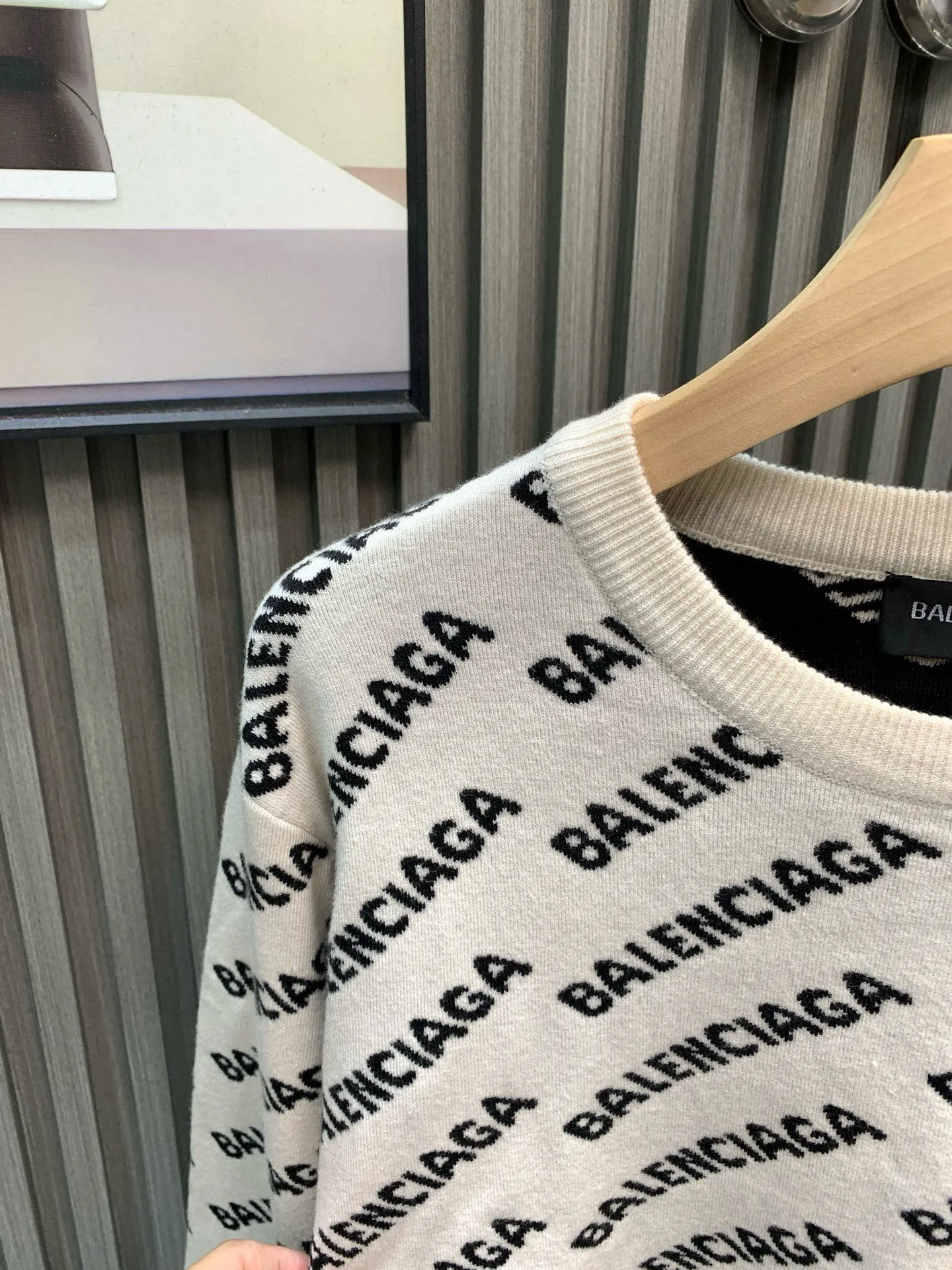 🅿️360 🀄️ Balenciaga Paris all-over barrage double-sided knitted jacquard sweater. Purchase the original mold to create a full set of customized accessories. Details determine success. Balenciaga is one of the most influential brands in the fashion industry. It was founded in 1919 by Cristóbal Balenciaga and settled in Paris in 1936. He led many important fashion movements between 1930 and 1968. The representative ready-to-wear series reflects the identity of the brand. The entire piece adopts precision embossing technology and a full set of original Balenciaga counter accessories. It can be worn by both men and women.