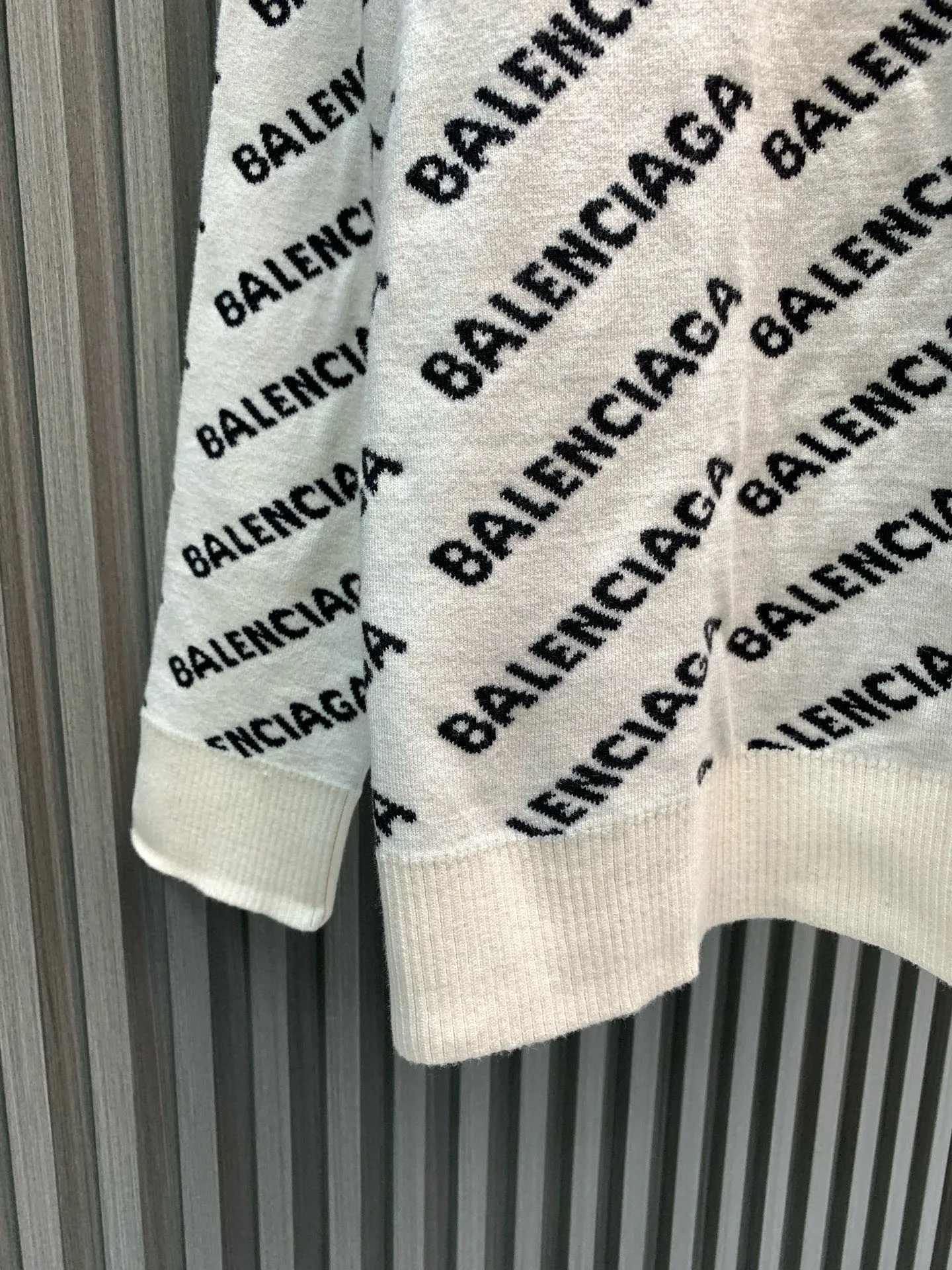 🅿️360 🀄️ Balenciaga Paris all-over barrage double-sided knitted jacquard sweater. Purchase the original mold to create a full set of customized accessories. Details determine success. Balenciaga is one of the most influential brands in the fashion industry. It was founded in 1919 by Cristóbal Balenciaga and settled in Paris in 1936. He led many important fashion movements between 1930 and 1968. The representative ready-to-wear series reflects the identity of the brand. The entire piece adopts precision embossing technology and a full set of original Balenciaga counter accessories. It can be worn by both men and women.