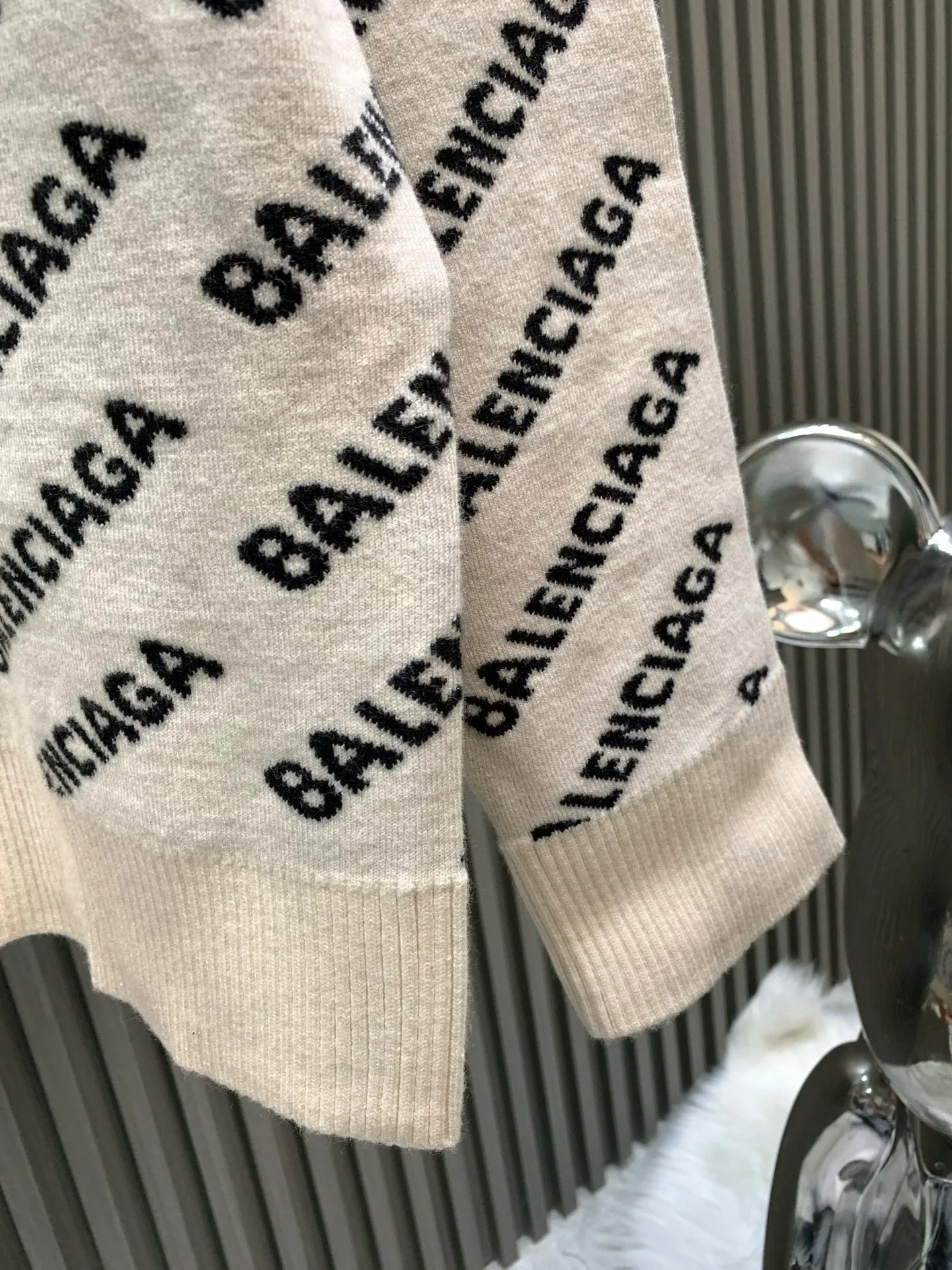 🅿️360 🀄️ Balenciaga Paris all-over barrage double-sided knitted jacquard sweater. Purchase the original mold to create a full set of customized accessories. Details determine success. Balenciaga is one of the most influential brands in the fashion industry. It was founded in 1919 by Cristóbal Balenciaga and settled in Paris in 1936. He led many important fashion movements between 1930 and 1968. The representative ready-to-wear series reflects the identity of the brand. The entire piece adopts precision embossing technology and a full set of original Balenciaga counter accessories. It can be worn by both men and women.