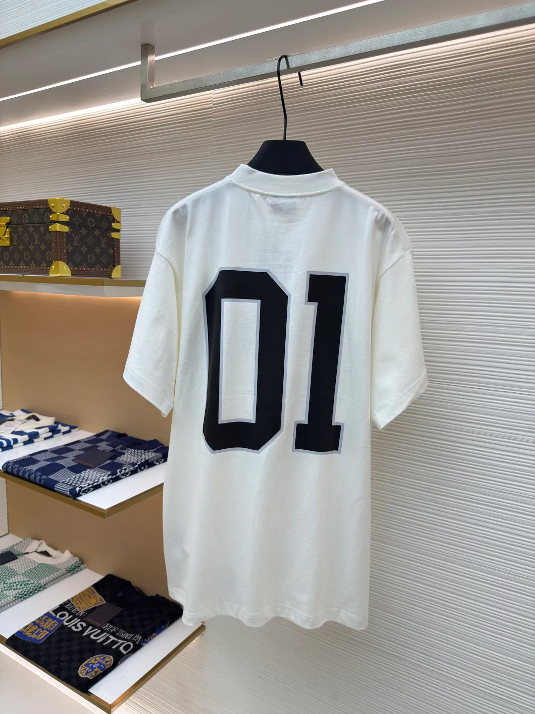 Balenciaga No. 1 jersey embroidered T-shirt ●Authentic product: 7000 purchased and developed ●Item number: 1680062-A35 ●Fabric: combed cotton plain fabric ●Technology: embroidery production ●Version: loose fit ●Weight: about 360 grams ●Size: XS-S-M-L ●Description: The fabric is made of 16s single-yarn combed cotton plain weave, with matching 1*1 horizontal machine-woven ribbing of this fabric color. The front and back panels are printed with elliptical machine screen paste, the front panel is embroidered with a domestic high-speed embroidery machine, laser burnt letter patch, 7s*7s twill contrasting color fastness 100% cotton, and the hem is a flat car color-blocked jacquard woven label. The woven label is made of white fine silk material imported from Japan. The overall wiring is straight and delicate, the fabric is comfortable and soft, and the color is consistent without color difference. It can be matched with the same style to create a fashionable look and control various occasions. Customized accessories, complete with three standards, same style for men and women!