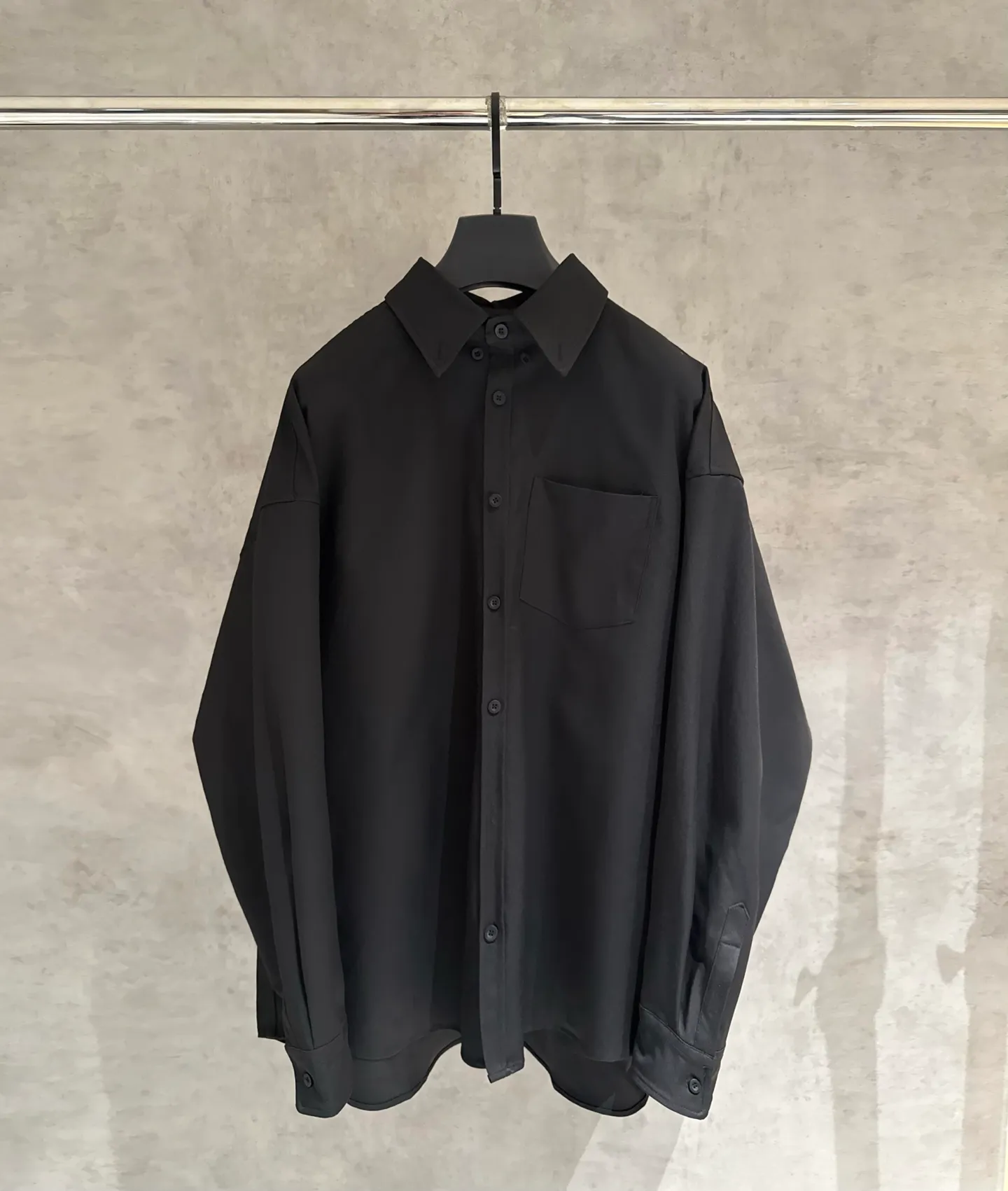 🅿️360 [Strict quality control] BALENCIAGA Balenciaga oversized outline embroidered shirt. Customized classic double-sided thick long-staple cotton Paris shirt material. The texture is visible to the naked eye. The upper body is three-dimensional and stylish. It is close-fitting, comfortable and soft. The left breast pocket on the front panel is decorated with Balenciaga embroidery on the back panel to make the stereotype of the shirt trendy and lively. It has both spontaneity and relaxation. It conveys a sense of high-end and fashion is born from this. Black and white 2 colors Size: M-2XL