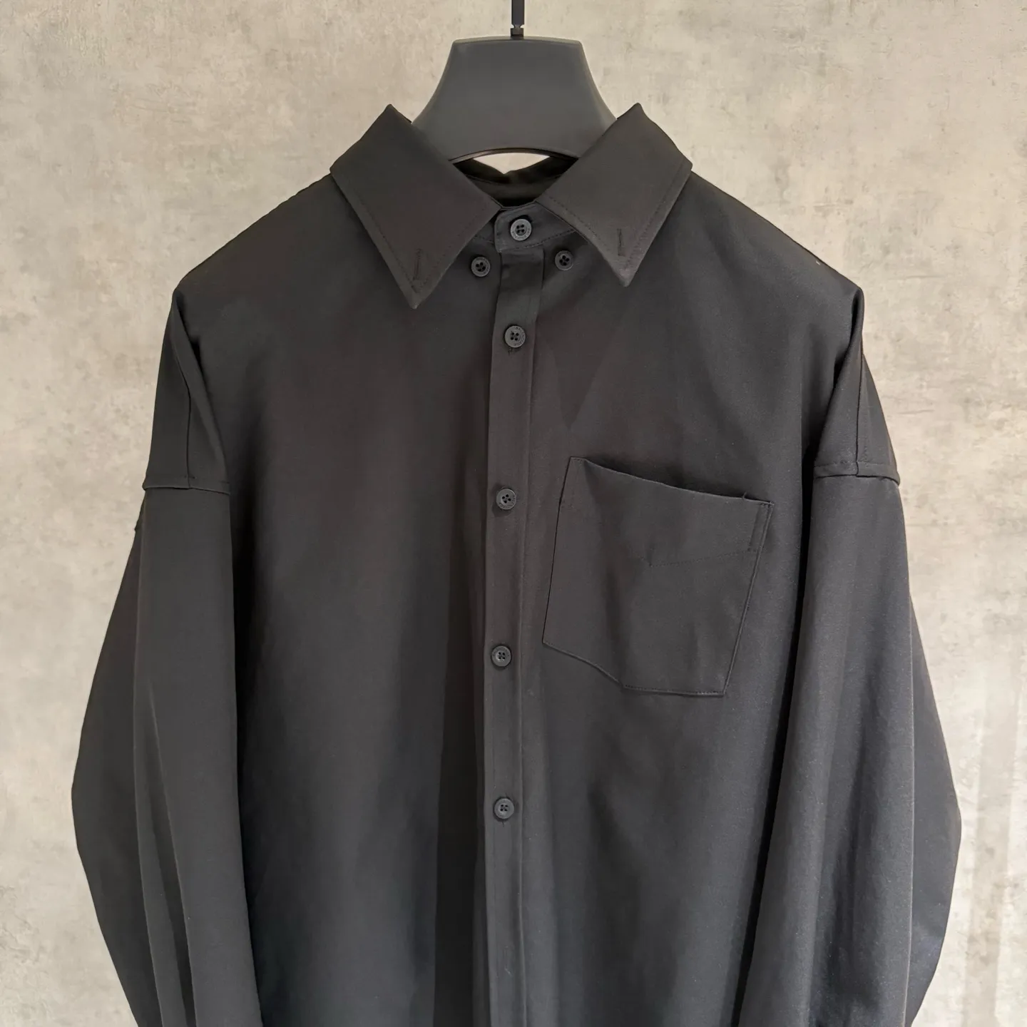 🅿️360 [Strict quality control] BALENCIAGA Balenciaga oversized outline embroidered shirt. Customized classic double-sided thick long-staple cotton Paris shirt material. The texture is visible to the naked eye. The upper body is three-dimensional and stylish. It is close-fitting, comfortable and soft. The left breast pocket on the front panel is decorated with Balenciaga embroidery on the back panel to make the stereotype of the shirt trendy and lively. It has both spontaneity and relaxation. It conveys a sense of high-end and fashion is born from this. Black and white 2 colors Size: M-2XL