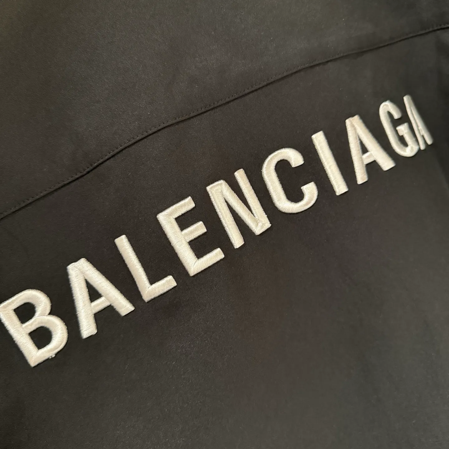 🅿️360 [Strict quality control] BALENCIAGA Balenciaga oversized outline embroidered shirt. Customized classic double-sided thick long-staple cotton Paris shirt material. The texture is visible to the naked eye. The upper body is three-dimensional and stylish. It is close-fitting, comfortable and soft. The left breast pocket on the front panel is decorated with Balenciaga embroidery on the back panel to make the stereotype of the shirt trendy and lively. It has both spontaneity and relaxation. It conveys a sense of high-end and fashion is born from this. Black and white 2 colors Size: M-2XL
