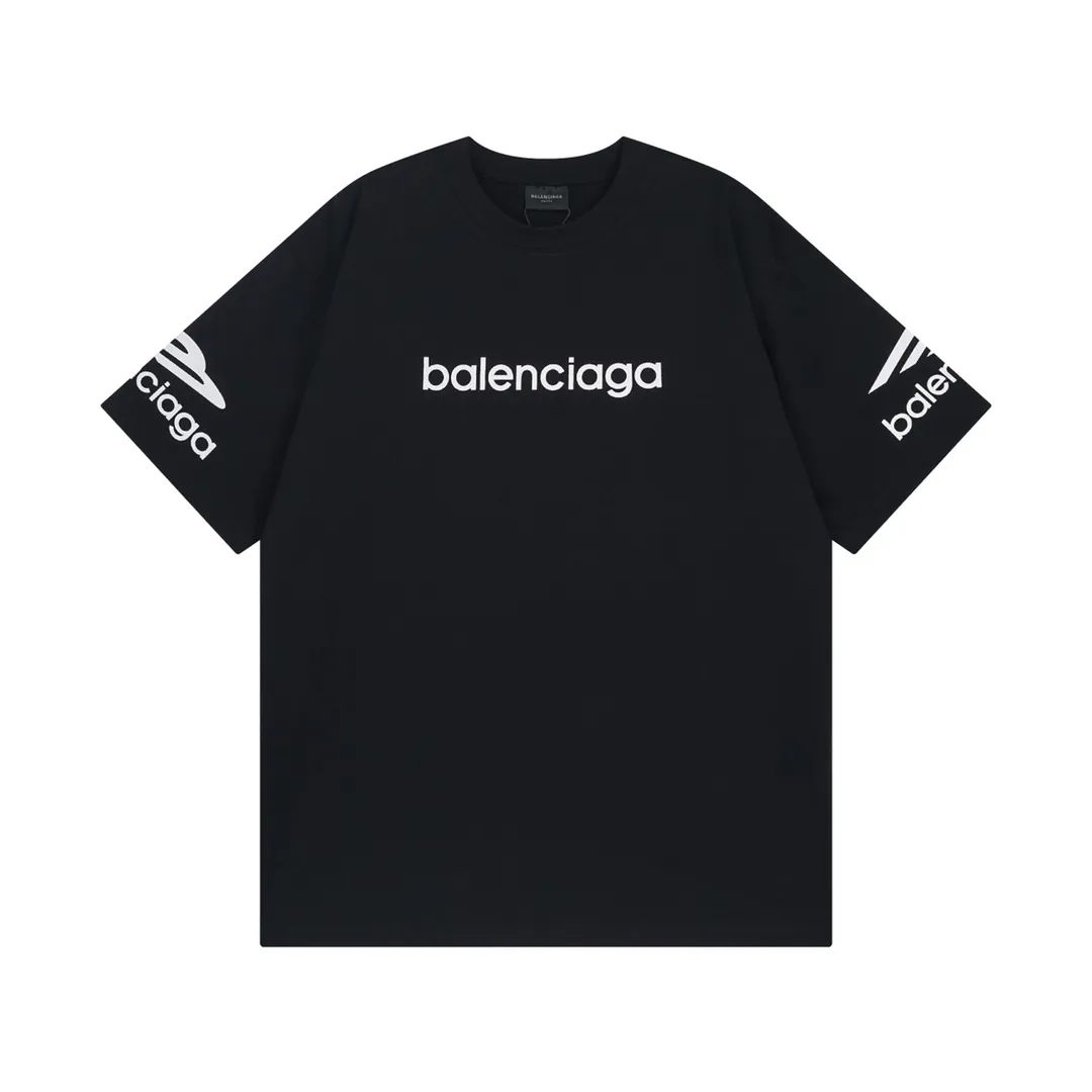 🅿️180 detailed pictures. Note: Red with spray-painted distressed style P144 [Top version. Official website quality] BALENCI*GA/Paris. Big LOGO new ski series short-sleeved T-shirt #2024 new style. The front, back, left and right sleeves are printed with the new LOGO, and the ready-made clothes are washed and worn. This is normal market practice.        Welcome to compare. The fabric is made of Paris ZP custom-woven and dyed cotton double yarn, with a weight of 260 grams. The cloth surface is clean. The cloth pattern is clear, soft and comfortable. The threads are dyed with no color difference. The classic letter LOGO is printed with imported environmentally friendly glue. The letters are clear and the effect is three-dimensional. Restore the brick cabinet, adopt the OS loose shoulder style. Same style for men and women. Code: BL223336 Color: black, white, red, (the price of red is different) Size: XS to L