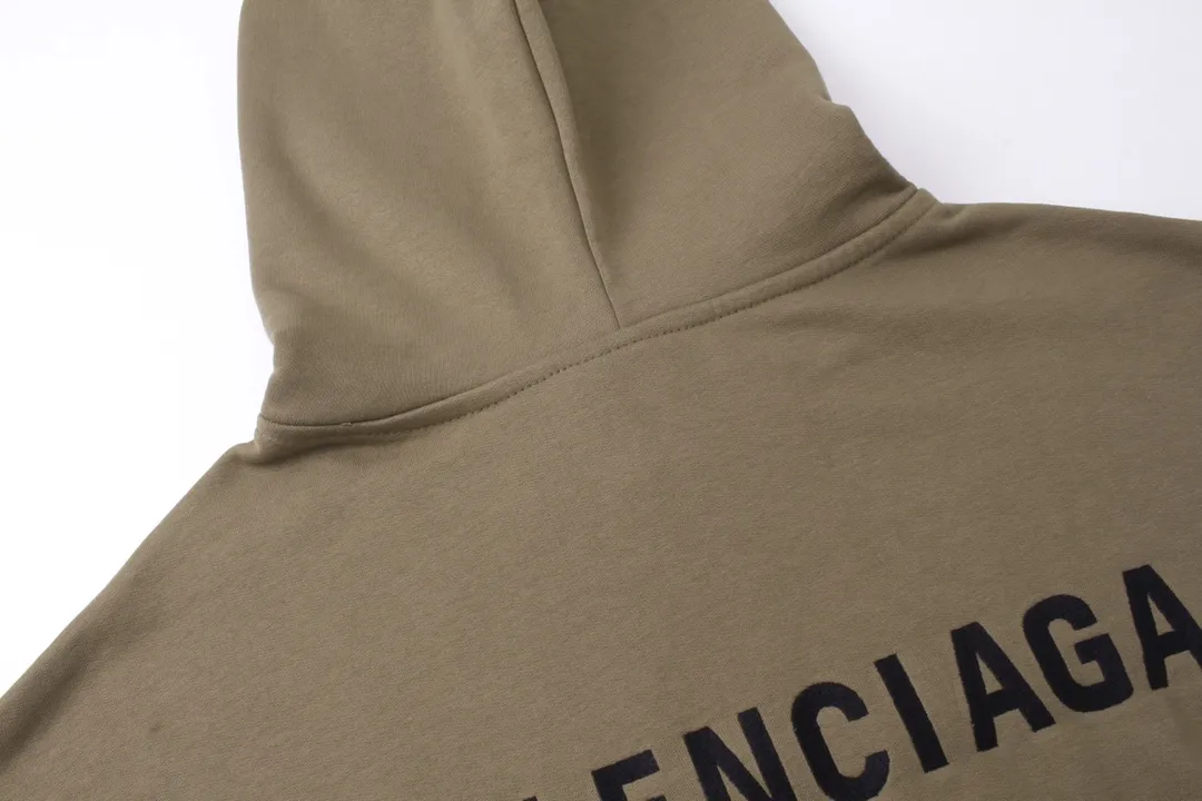 🅿️300 Detailed picture [Top version. Official website quality] BALENCI*GA/Paris#Classic model. Classic letter embroidered long-sleeved hooded sweatshirt on the front and back. 2023 autumn and winter brick cabinet synchronization.                       The fabric is made of Paris ZP custom-woven and dyed cotton double yarn David coat. The weight is 450 grams. The cloth surface is clean. The cloth pattern is clear, soft and comfortable. The threads are dyed with no color difference. The classic letters are embroidered with an imported Tajima embroidery machine. The letters are clear and the effect is three-dimensional, restoring the brick cabinet. The version adopts the OS loose shoulder style. The same style for men and women. Coding: BL238039 Color: black, ash, purple, khaki, off-white Size: XS S M L