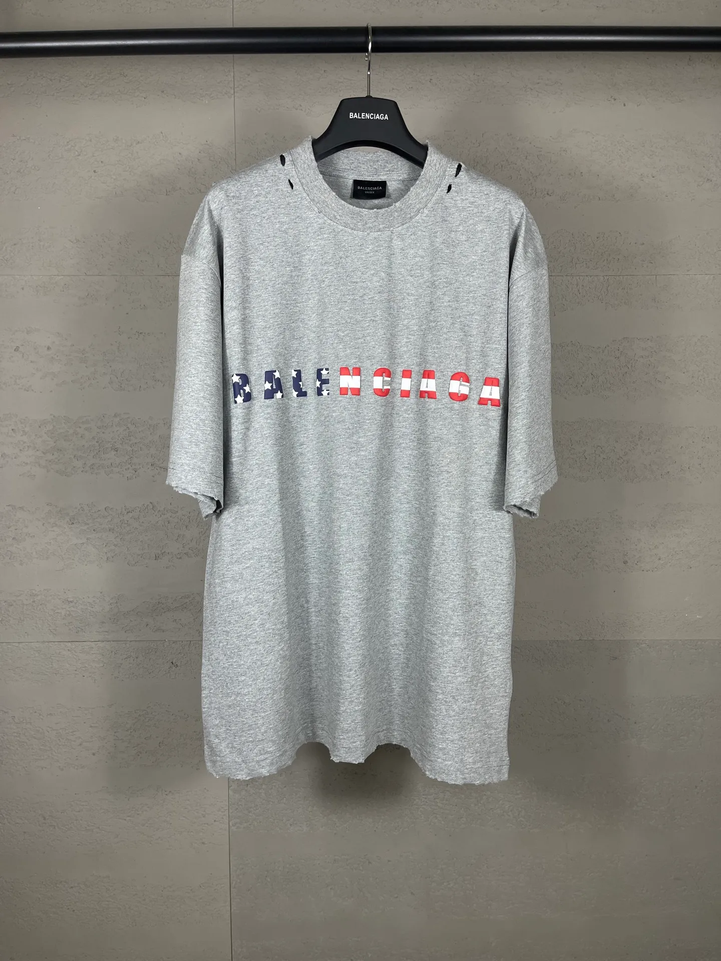 🅿️190 Detail Picture [Top version. Official website quality] BALENCI*GA/Paris. 25ss latest model. Paris English color LOGO foam printed washed and distressed short-sleeved T-shirt. Brick cabinet synchronization. The fabric is made of Paris ZP custom-woven and dyed 100% cotton double yarn compact cotton. The weight is 260 grams, the cloth surface is clean. The cloth pattern is clear, soft and comfortable, and the thread is dyed with no color difference. The classic pattern is foam printed using environmentally friendly imported materials, with clear letters and a strong three-dimensional feel. Restored brick cabinet. The garments were washed and aged, and polished by many hands. Produced by ultra-heavy craftsmanship, the market currency is very different, welcome to compare. The version adopts OS loose shoulder design. The same style for men and women. Code: BL253686 Color: black, floral gray Size: XS S M L