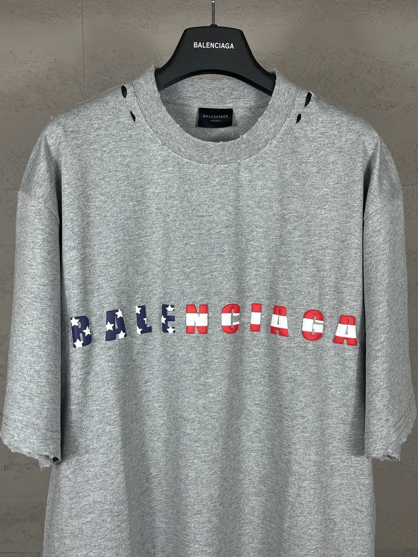 🅿️190 Detail Picture [Top version. Official website quality] BALENCI*GA/Paris. 25ss latest model. Paris English color LOGO foam printed washed and distressed short-sleeved T-shirt. Brick cabinet synchronization. The fabric is made of Paris ZP custom-woven and dyed 100% cotton double yarn compact cotton. The weight is 260 grams, the cloth surface is clean. The cloth pattern is clear, soft and comfortable, and the thread is dyed with no color difference. The classic pattern is foam printed using environmentally friendly imported materials, with clear letters and a strong three-dimensional feel. Restored brick cabinet. The garments were washed and aged, and polished by many hands. Produced by ultra-heavy craftsmanship, the market currency is very different, welcome to compare. The version adopts OS loose shoulder design. The same style for men and women. Code: BL253686 Color: black, floral gray Size: XS S M L