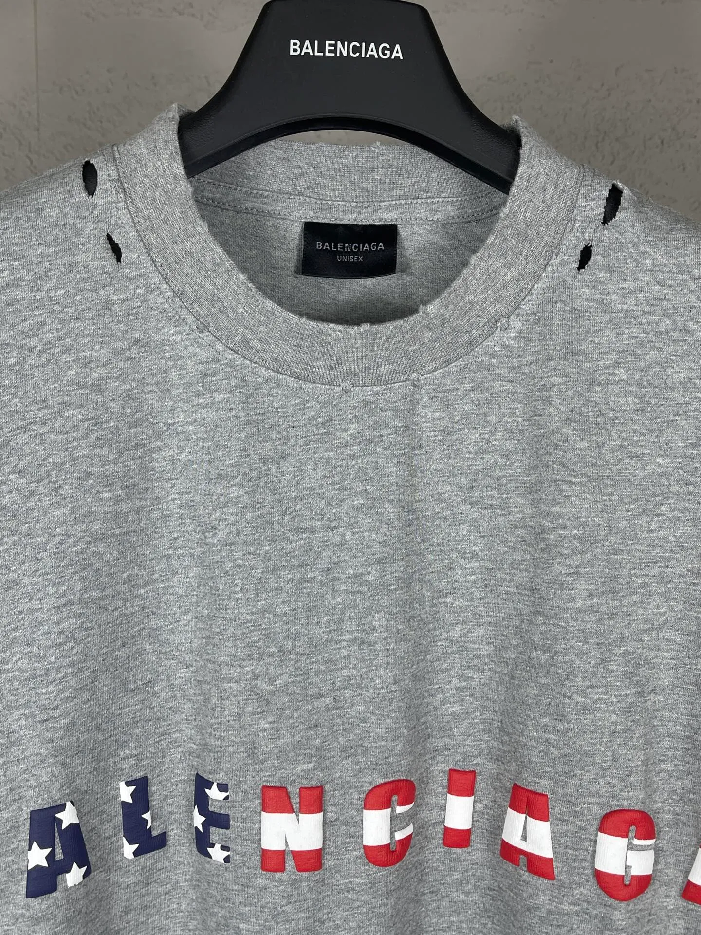 🅿️190 Detail Picture [Top version. Official website quality] BALENCI*GA/Paris. 25ss latest model. Paris English color LOGO foam printed washed and distressed short-sleeved T-shirt. Brick cabinet synchronization. The fabric is made of Paris ZP custom-woven and dyed 100% cotton double yarn compact cotton. The weight is 260 grams, the cloth surface is clean. The cloth pattern is clear, soft and comfortable, and the thread is dyed with no color difference. The classic pattern is foam printed using environmentally friendly imported materials, with clear letters and a strong three-dimensional feel. Restored brick cabinet. The garments were washed and aged, and polished by many hands. Produced by ultra-heavy craftsmanship, the market currency is very different, welcome to compare. The version adopts OS loose shoulder design. The same style for men and women. Code: BL253686 Color: black, floral gray Size: XS S M L