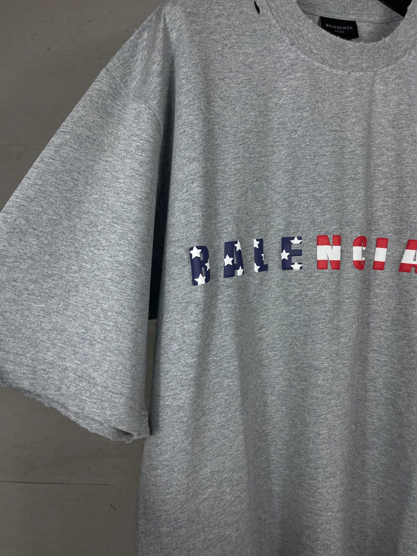 🅿️190 Detail Picture [Top version. Official website quality] BALENCI*GA/Paris. 25ss latest model. Paris English color LOGO foam printed washed and distressed short-sleeved T-shirt. Brick cabinet synchronization. The fabric is made of Paris ZP custom-woven and dyed 100% cotton double yarn compact cotton. The weight is 260 grams, the cloth surface is clean. The cloth pattern is clear, soft and comfortable, and the thread is dyed with no color difference. The classic pattern is foam printed using environmentally friendly imported materials, with clear letters and a strong three-dimensional feel. Restored brick cabinet. The garments were washed and aged, and polished by many hands. Produced by ultra-heavy craftsmanship, the market currency is very different, welcome to compare. The version adopts OS loose shoulder design. The same style for men and women. Code: BL253686 Color: black, floral gray Size: XS S M L