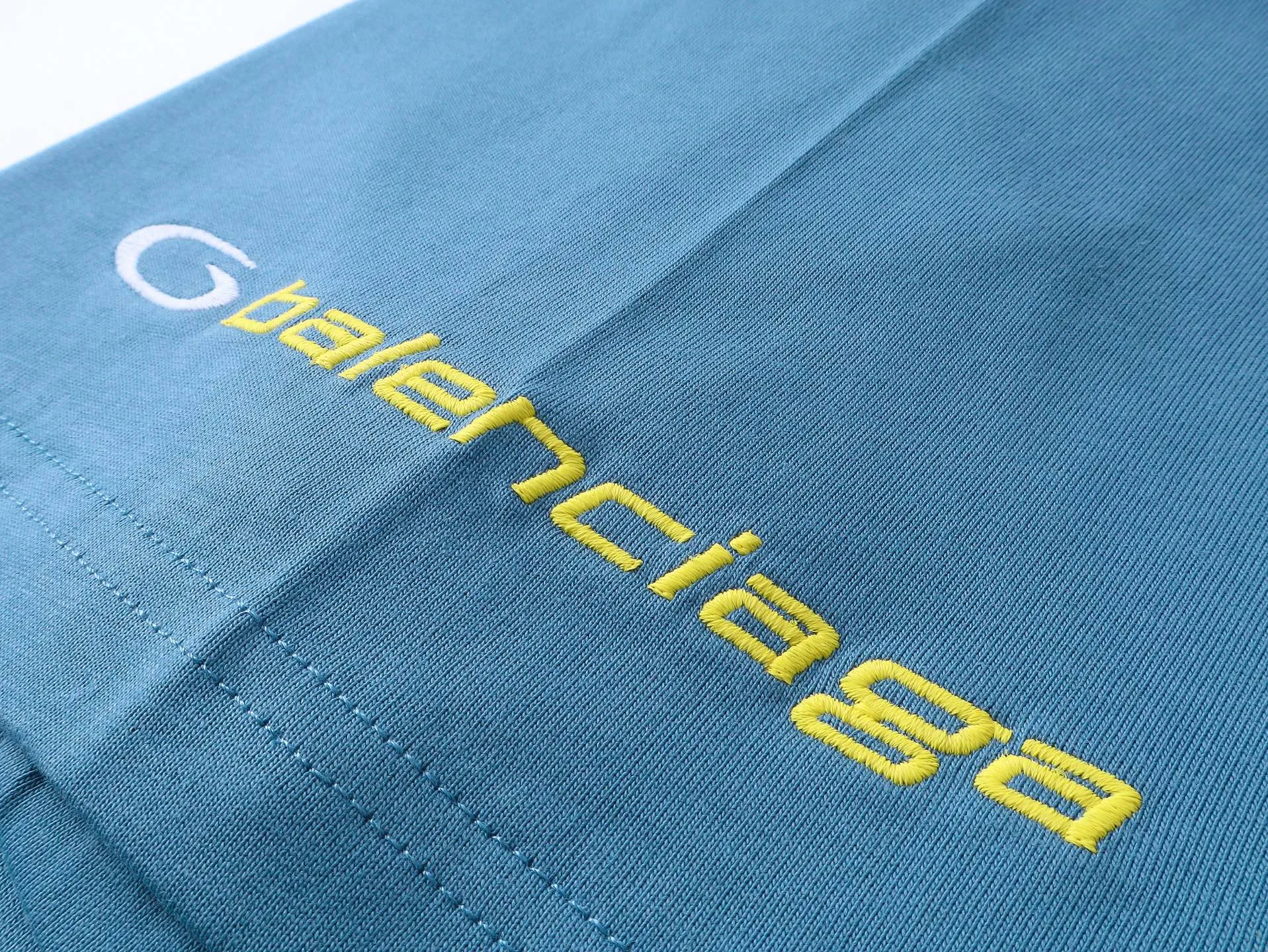 🅿️194 Real photos [Top version. Official website quality] BALENCI*GA/Paris BALENCI*GA# new style, 2025 new letter LOGO on the front and back, exquisite embroidery on the left and right cuffs of short-sleeved T-shirts. Brick cabinet synchronization. Welcome to compare. The fabric is made of Paris ZP custom-woven and dyed 100% cotton double-yarn compact cotton. The weight is 260 grams. The cloth surface is clean. The cloth pattern is clear. It is soft and comfortable. It has good color fastness and is not easy to change color. The threads are woven and dyed with no color difference. The embroidery is done using a Tajima embroidery machine, with clear patterns and three-dimensional letters. Comparisons welcome. Restore the brick cabinet. The version adopts the OS loose shoulder version. Same style for men and women. Code: BL253680 Color: black, fog blue Size: XS S M L