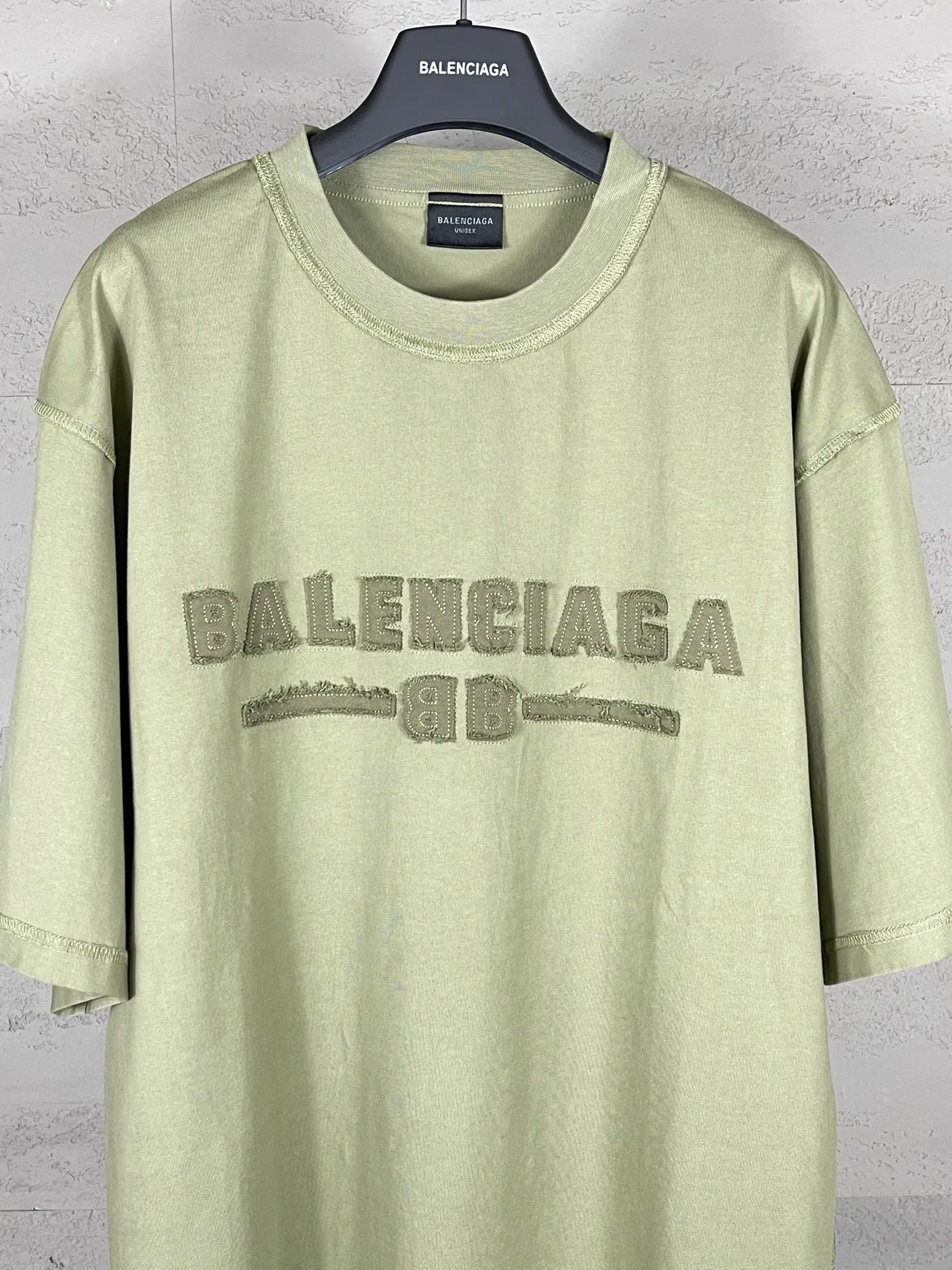 🅿️200 Actual pictures [Top version. Official website quality] BALENCI*GA/Paris #2025 new style washed short-sleeved T-shirt with letter LOGO chest patch embroidery, ready-to-wear stitching on the reverse side, ready-to-wear wash, full of design sense. Welcome to compare. The fabric is made of Paris ZP custom-woven and dyed cotton double yarn, weighing 260 grams, the cloth surface is clean. The cloth pattern is clear, soft and comfortable. The threads are dyed with no color difference. The classic letter LOGO is embroidered with imported Tajima embroidery machine. The effect is three-dimensional. Restore the brick cabinet, adopt OS loose shoulder style. Same style for men and women. Code: BL253639 Color: washed black, matte blue, green Size: XS S M L