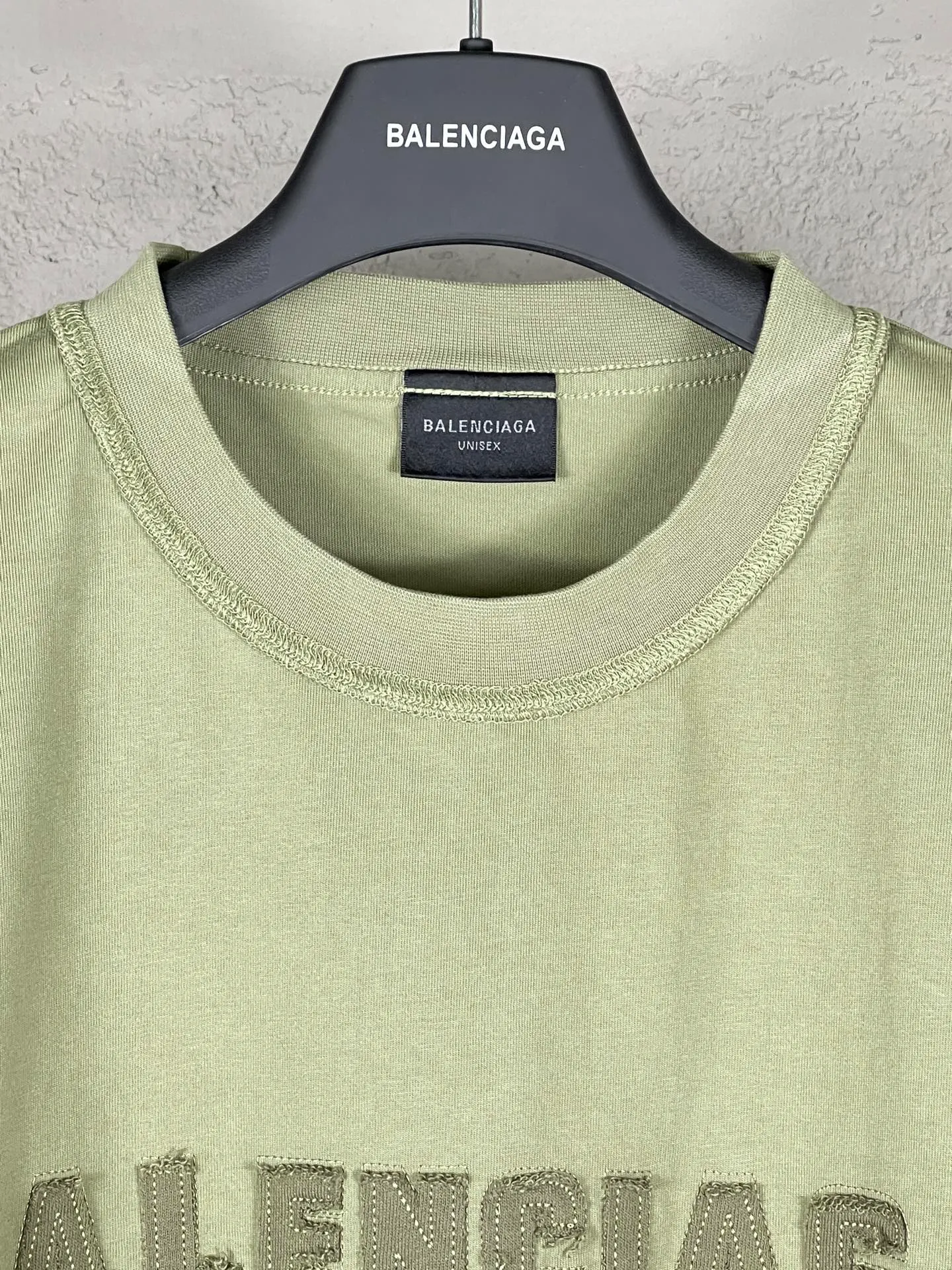 🅿️200 Actual pictures [Top version. Official website quality] BALENCI*GA/Paris #2025 new style washed short-sleeved T-shirt with letter LOGO chest patch embroidery, ready-to-wear stitching on the reverse side, ready-to-wear wash, full of design sense. Welcome to compare. The fabric is made of Paris ZP custom-woven and dyed cotton double yarn, weighing 260 grams, the cloth surface is clean. The cloth pattern is clear, soft and comfortable. The threads are dyed with no color difference. The classic letter LOGO is embroidered with imported Tajima embroidery machine. The effect is three-dimensional. Restore the brick cabinet, adopt OS loose shoulder style. Same style for men and women. Code: BL253639 Color: washed black, matte blue, green Size: XS S M L