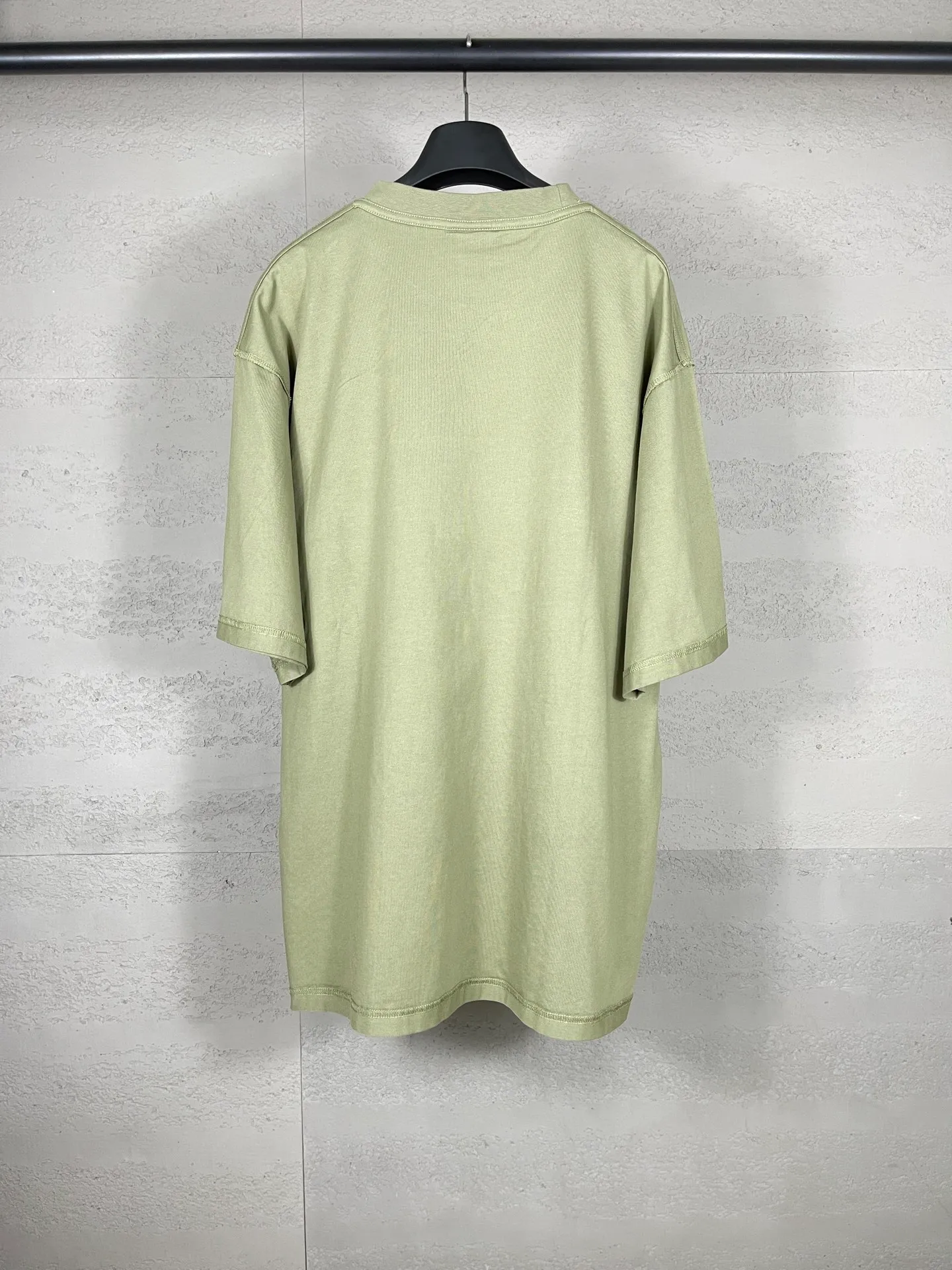 🅿️200 Actual pictures [Top version. Official website quality] BALENCI*GA/Paris #2025 new style washed short-sleeved T-shirt with letter LOGO chest patch embroidery, ready-to-wear stitching on the reverse side, ready-to-wear wash, full of design sense. Welcome to compare. The fabric is made of Paris ZP custom-woven and dyed cotton double yarn, weighing 260 grams, the cloth surface is clean. The cloth pattern is clear, soft and comfortable. The threads are dyed with no color difference. The classic letter LOGO is embroidered with imported Tajima embroidery machine. The effect is three-dimensional. Restore the brick cabinet, adopt OS loose shoulder style. Same style for men and women. Code: BL253639 Color: washed black, matte blue, green Size: XS S M L