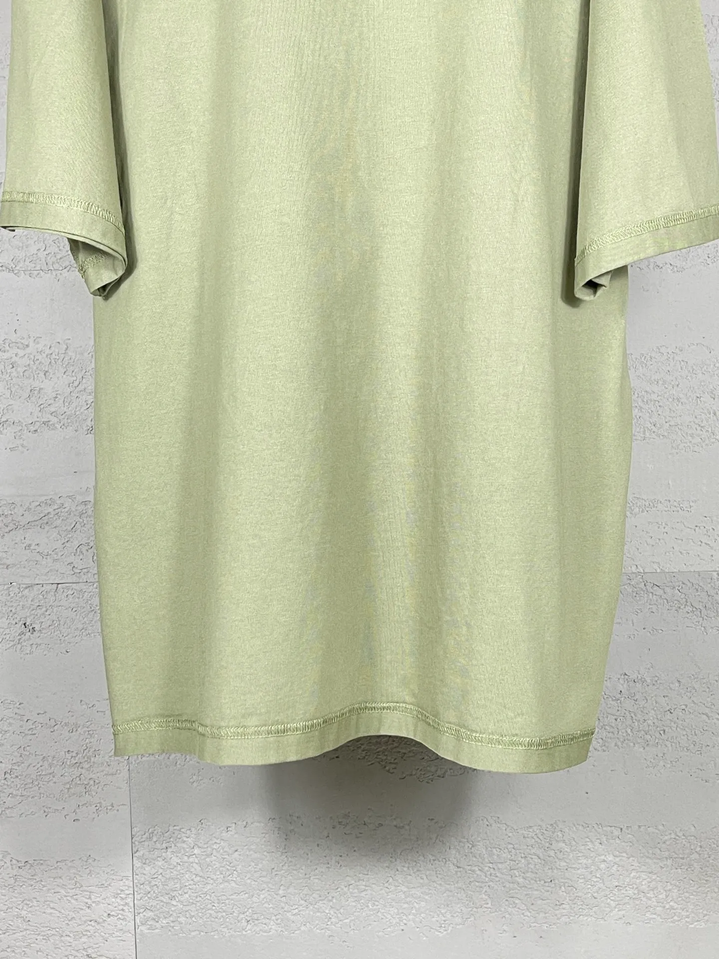 🅿️200 Actual pictures [Top version. Official website quality] BALENCI*GA/Paris #2025 new style washed short-sleeved T-shirt with letter LOGO chest patch embroidery, ready-to-wear stitching on the reverse side, ready-to-wear wash, full of design sense. Welcome to compare. The fabric is made of Paris ZP custom-woven and dyed cotton double yarn, weighing 260 grams, the cloth surface is clean. The cloth pattern is clear, soft and comfortable. The threads are dyed with no color difference. The classic letter LOGO is embroidered with imported Tajima embroidery machine. The effect is three-dimensional. Restore the brick cabinet, adopt OS loose shoulder style. Same style for men and women. Code: BL253639 Color: washed black, matte blue, green Size: XS S M L