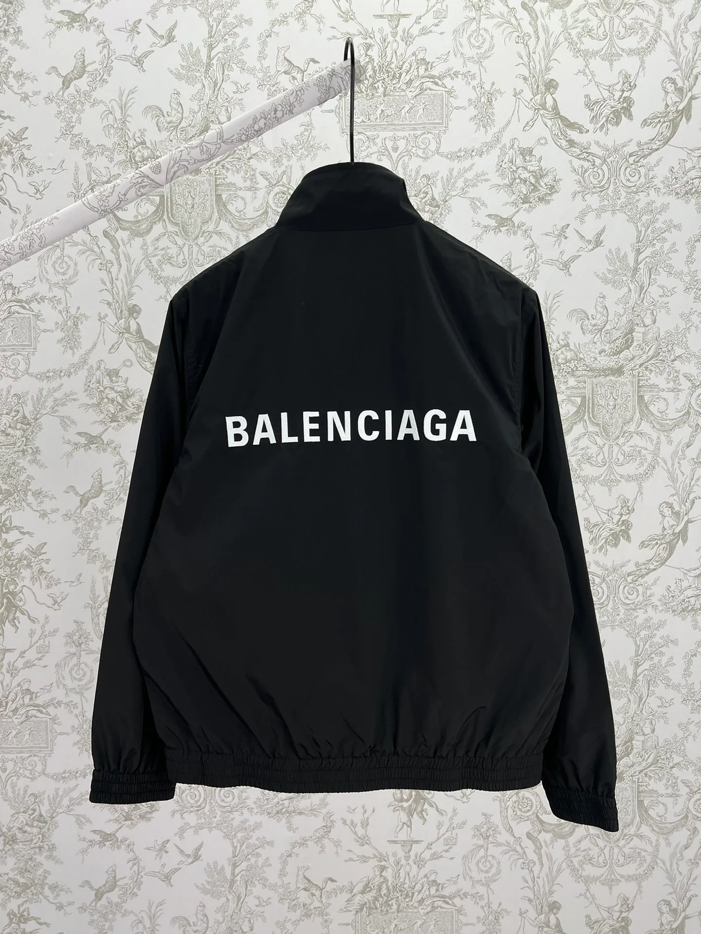 🅿️560 Paris 25ss new BALENCIAGA BACK zipper jacket with double-ended zipper closure, long sleeves with 2 zippers, diagonal pockets, gathered cuffs and waist, embroidered Balenciaga back artwork on the chest and back. Code number: 36.38.40.42.