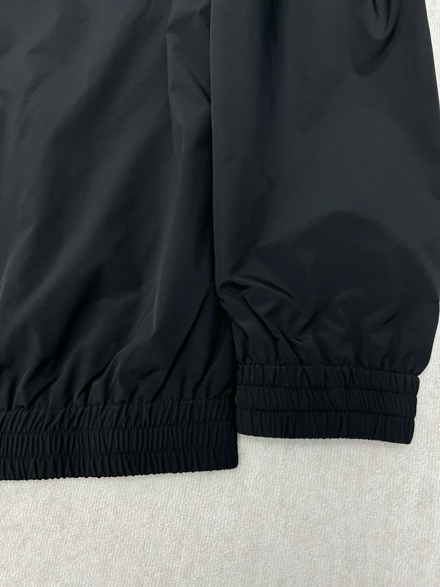 🅿️560 Paris 25ss new BALENCIAGA BACK zipper jacket with double-ended zipper closure, long sleeves with 2 zippers, diagonal pockets, gathered cuffs and waist, embroidered Balenciaga back artwork on the chest and back. Code number: 36.38.40.42.