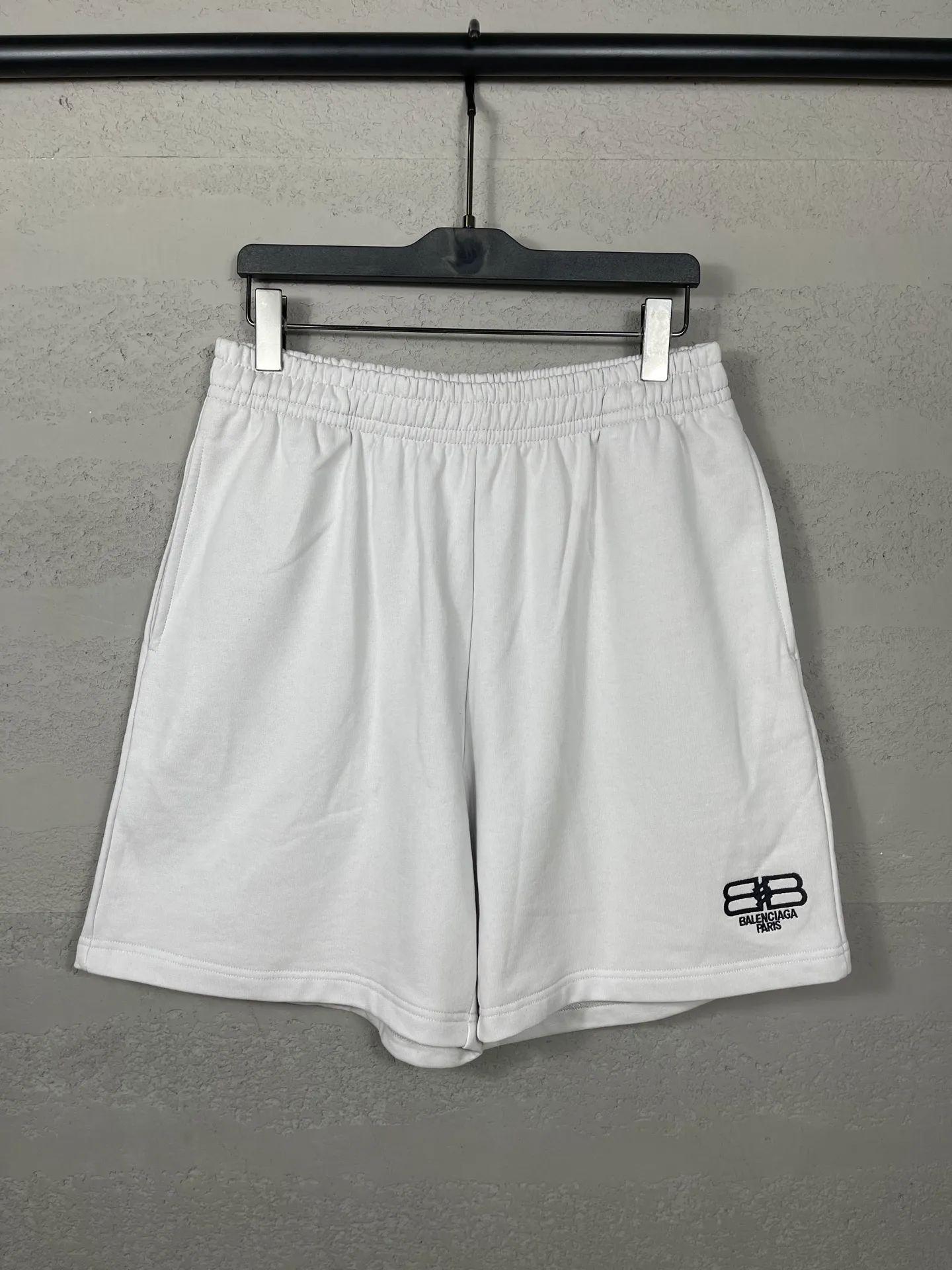 🅿️210 real photos [Top version. Official website quality] BALENCI*GA/Paris. New model. Double B classic LOGO embroidered shorts. Brick cabinet synchronization. Genuine product developed at the first time, please print and compare! The fabric is made of Paris ZP custom-woven and dyed 100% cotton terry sweatshirt. The weight is 460 grams. The cloth surface is clean. The cloth pattern is clear and the hand feels soft and comfortable. The embroidery uses an imported Tajima embroidery machine. The letters are clear and the effect is three-dimensional. The version adopts a loose version. Same style for men and women. Code: BL257016 Color: black, rice size: XS S M L