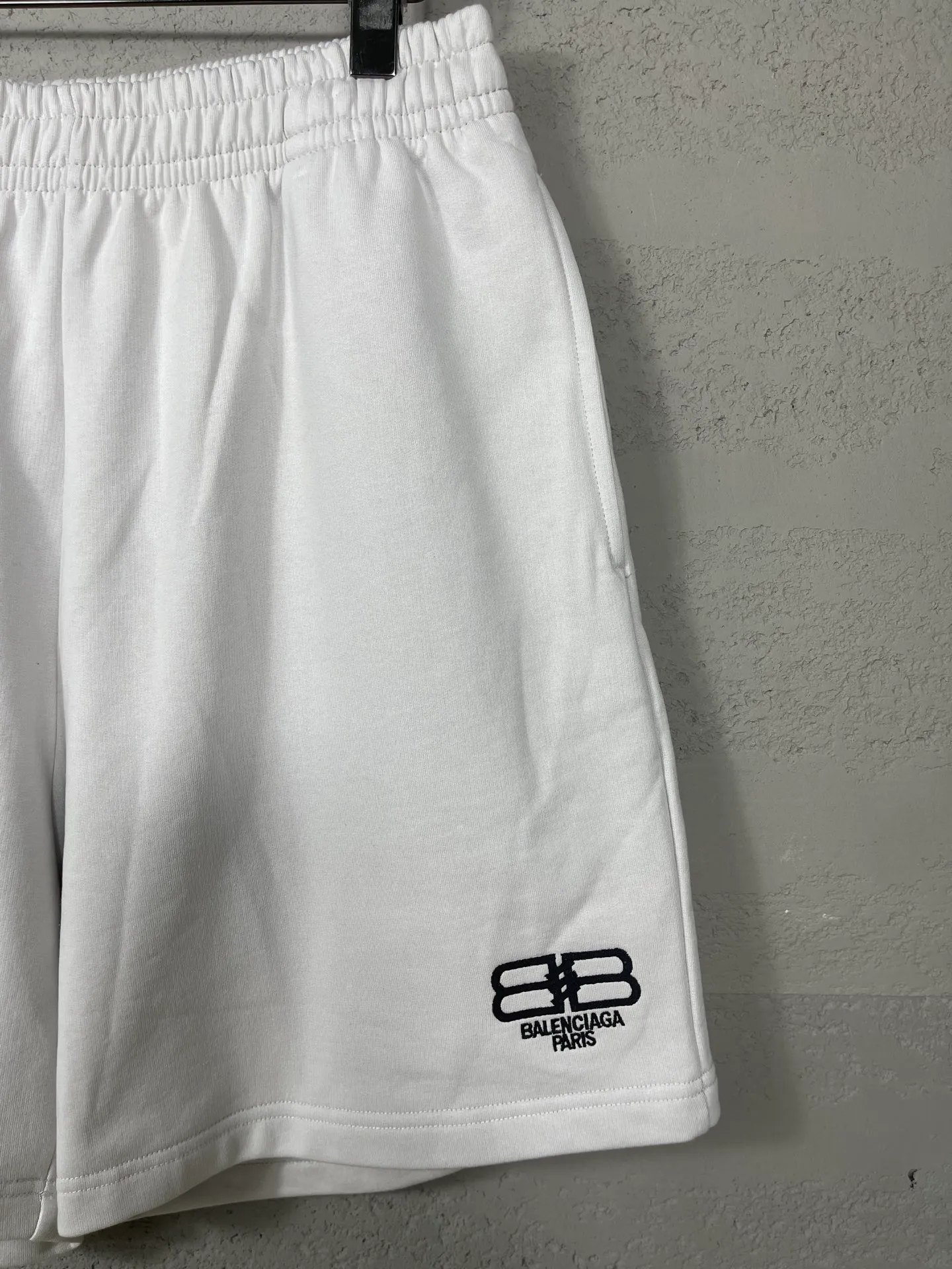 🅿️210 real photos [Top version. Official website quality] BALENCI*GA/Paris. New model. Double B classic LOGO embroidered shorts. Brick cabinet synchronization. Genuine product developed at the first time, please print and compare! The fabric is made of Paris ZP custom-woven and dyed 100% cotton terry sweatshirt. The weight is 460 grams. The cloth surface is clean. The cloth pattern is clear and the hand feels soft and comfortable. The embroidery uses an imported Tajima embroidery machine. The letters are clear and the effect is three-dimensional. The version adopts a loose version. Same style for men and women. Code: BL257016 Color: black, rice size: XS S M L