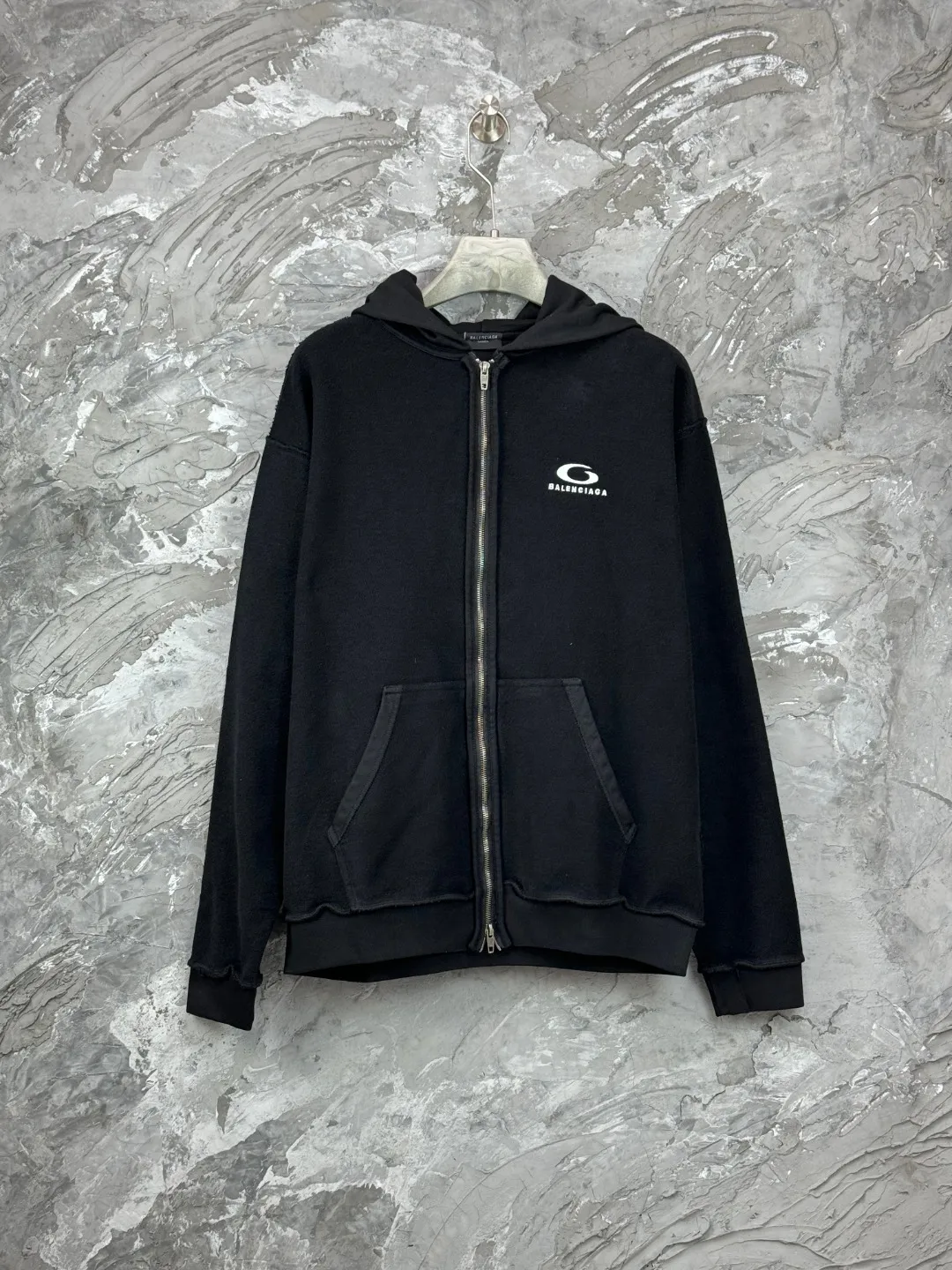 🅿️390 - BALENCI*GA Paris reverse embroidered washed distressed hooded zipper sweatshirt. The front and back embroidery is reverse embroidered with imported Tajima embroidery machine. The garment is stitched on the reverse. Ready-made garments are washed. Customized matching hardware. The letters are clear. The effect is three-dimensional. Exclusively pattern-woven and dyed 460g fabric. Threads are dyed in the same vat with zero color difference. Brick cabinet synchronization. Welcome to compare. Same style for men and women -Color: washed black -SIZE: Xs S M L style number 8993#