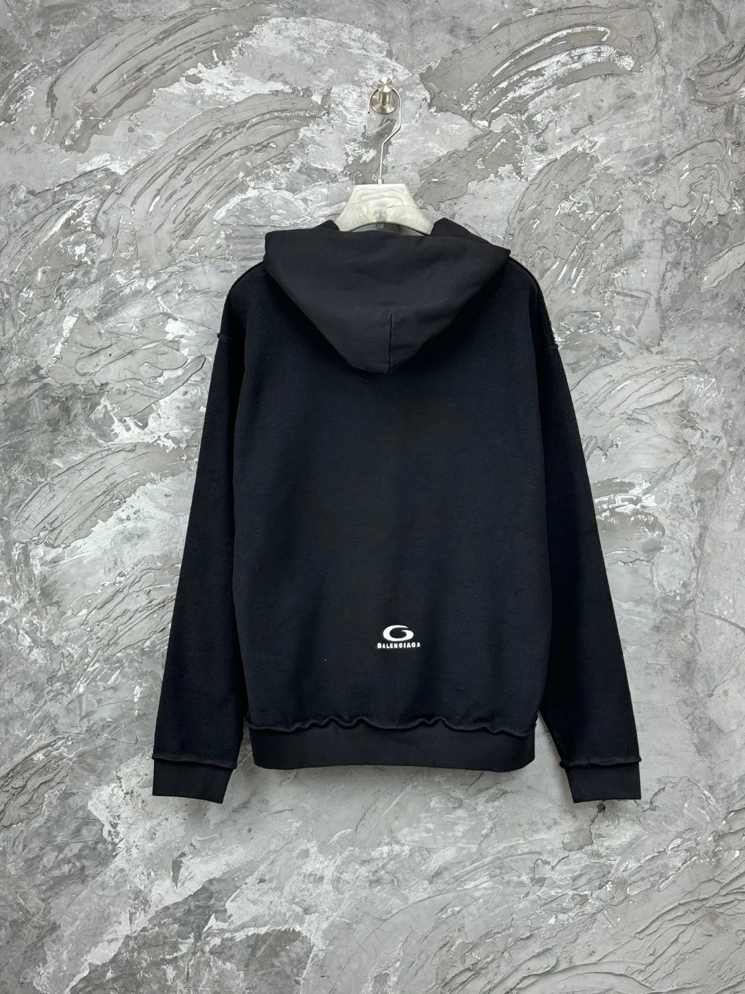 🅿️390 - BALENCI*GA Paris reverse embroidered washed distressed hooded zipper sweatshirt. The front and back embroidery is reverse embroidered with imported Tajima embroidery machine. The garment is stitched on the reverse. Ready-made garments are washed. Customized matching hardware. The letters are clear. The effect is three-dimensional. Exclusively pattern-woven and dyed 460g fabric. Threads are dyed in the same vat with zero color difference. Brick cabinet synchronization. Welcome to compare. Same style for men and women -Color: washed black -SIZE: Xs S M L style number 8993#