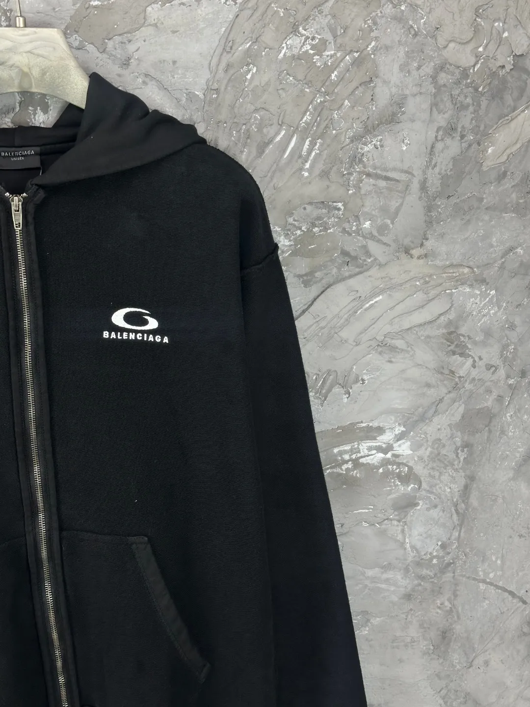 🅿️390 - BALENCI*GA Paris reverse embroidered washed distressed hooded zipper sweatshirt. The front and back embroidery is reverse embroidered with imported Tajima embroidery machine. The garment is stitched on the reverse. Ready-made garments are washed. Customized matching hardware. The letters are clear. The effect is three-dimensional. Exclusively pattern-woven and dyed 460g fabric. Threads are dyed in the same vat with zero color difference. Brick cabinet synchronization. Welcome to compare. Same style for men and women -Color: washed black -SIZE: Xs S M L style number 8993#