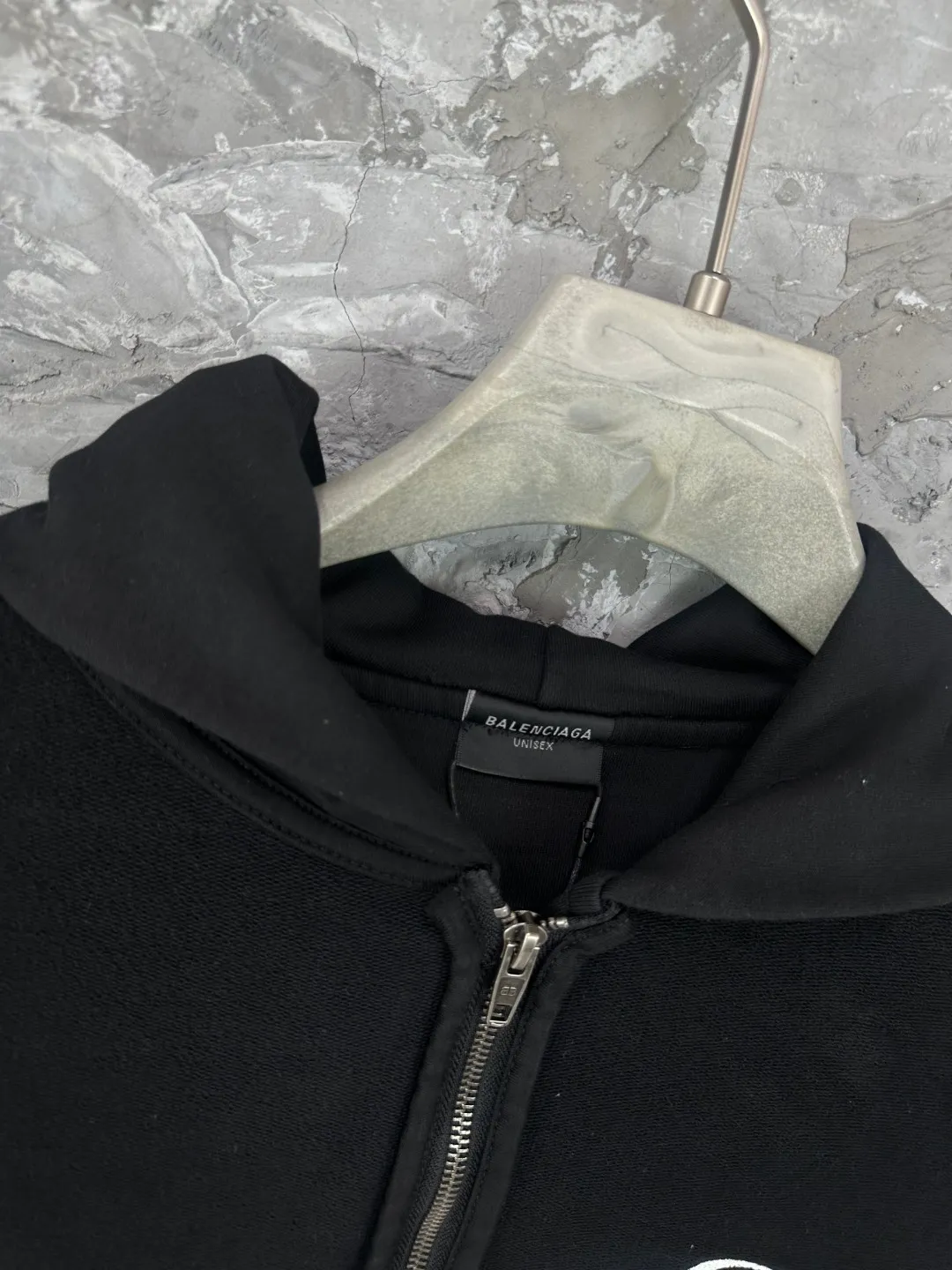 🅿️390 - BALENCI*GA Paris reverse embroidered washed distressed hooded zipper sweatshirt. The front and back embroidery is reverse embroidered with imported Tajima embroidery machine. The garment is stitched on the reverse. Ready-made garments are washed. Customized matching hardware. The letters are clear. The effect is three-dimensional. Exclusively pattern-woven and dyed 460g fabric. Threads are dyed in the same vat with zero color difference. Brick cabinet synchronization. Welcome to compare. Same style for men and women -Color: washed black -SIZE: Xs S M L style number 8993#