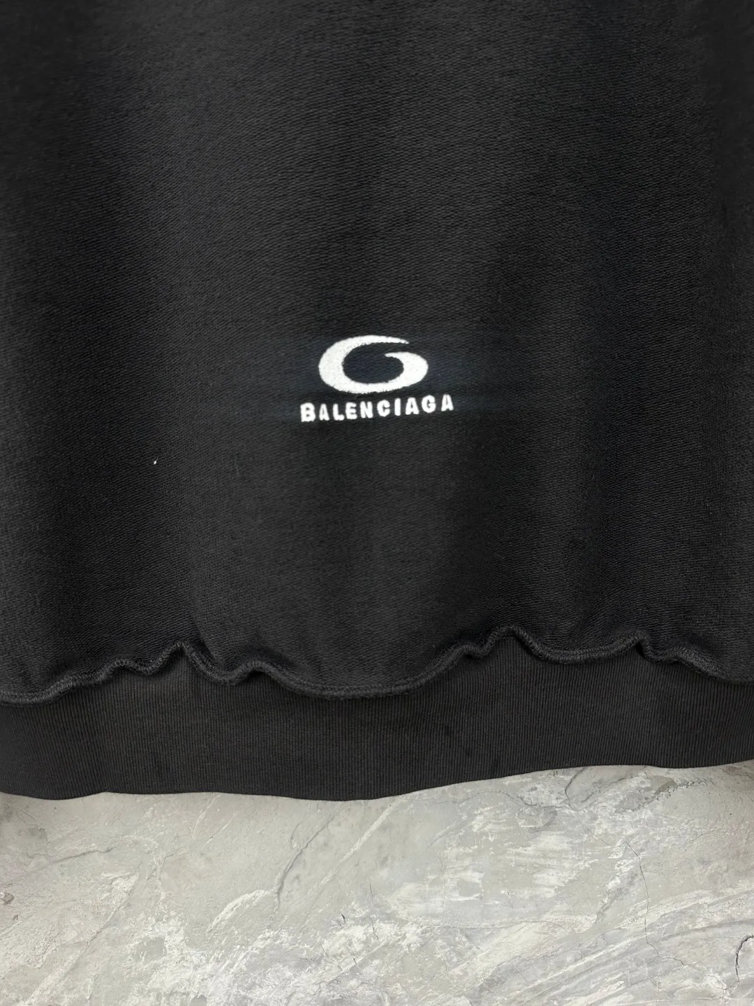 🅿️390 - BALENCI*GA Paris reverse embroidered washed distressed hooded zipper sweatshirt. The front and back embroidery is reverse embroidered with imported Tajima embroidery machine. The garment is stitched on the reverse. Ready-made garments are washed. Customized matching hardware. The letters are clear. The effect is three-dimensional. Exclusively pattern-woven and dyed 460g fabric. Threads are dyed in the same vat with zero color difference. Brick cabinet synchronization. Welcome to compare. Same style for men and women -Color: washed black -SIZE: Xs S M L style number 8993#