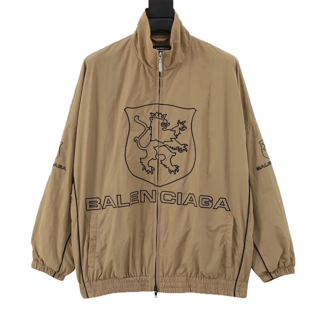 🅿️570 Balenciaga/Balenciaga letter embroidery zipper jacket Embroidery: straight lines, smooth curves; neat stitches, no jagged edges; embroidery surface is flat, silk threads are not skewed; stitch spacing is consistent, no bottom is exposed, no overlap; embroidery surface is smooth, without ink marks and other stains. Advanced imported embroidery machines are used to ensure the quality of each customer's logo embroidery. Fabric: Made of 26-count combed cotton + 10-count 100% cotton, with a weight of 140G. The fabric uses high-quality domestic Xinjiang cotton yarn. Xinjiang cotton is recognized as a superior material among domestic cotton. The fabric is woven using the internationally recognized Fukuhara knitting machine. The fabric has clear texture, good resilience, strong wrinkle resistance, good abrasion resistance and breathability. It is close to the skin, not easy to loosen and has a long-lasting wide effect. The fabric has good gloss, strength and wear resistance, small shrinkage and a good skeleton feel. The pure cotton cloth is produced by air flow liquid cylinder. The environmentally friendly dyeing meets the national first-class product requirements. It is not easy to fade and is not prone to creases and claw marks. It can be worn all year round: the sewing machine needle uses No. 9 round-head needles, which will not puncture or break the fibers of the fabric, and the thread density is 3CM/14 needles, which is tight, not loose, and not sparse; the sewing thread uses imported oil-proof treated thread, and there will be no oil stains; the car is an imported car with a silver sword and a knife, which does not eat or leave any cloth. It has a full sense of high brand quality! size：XS-L