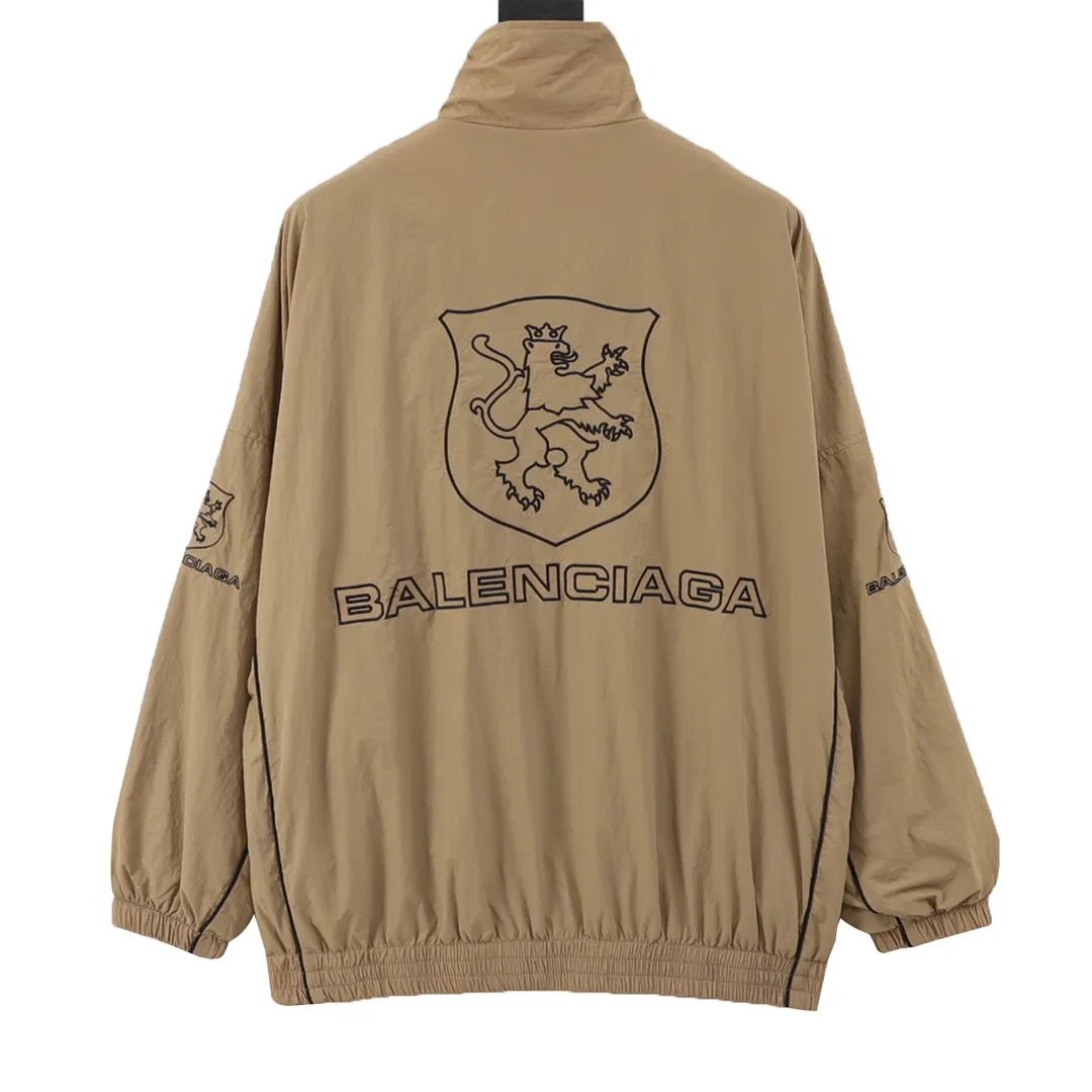🅿️570 Balenciaga/Balenciaga letter embroidery zipper jacket Embroidery: straight lines, smooth curves; neat stitches, no jagged edges; embroidery surface is flat, silk threads are not skewed; stitch spacing is consistent, no bottom is exposed, no overlap; embroidery surface is smooth, without ink marks and other stains. Advanced imported embroidery machines are used to ensure the quality of each customer's logo embroidery. Fabric: Made of 26-count combed cotton + 10-count 100% cotton, with a weight of 140G. The fabric uses high-quality domestic Xinjiang cotton yarn. Xinjiang cotton is recognized as a superior material among domestic cotton. The fabric is woven using the internationally recognized Fukuhara knitting machine. The fabric has clear texture, good resilience, strong wrinkle resistance, good abrasion resistance and breathability. It is close to the skin, not easy to loosen and has a long-lasting wide effect. The fabric has good gloss, strength and wear resistance, small shrinkage and a good skeleton feel. The pure cotton cloth is produced by air flow liquid cylinder. The environmentally friendly dyeing meets the national first-class product requirements. It is not easy to fade and is not prone to creases and claw marks. It can be worn all year round: the sewing machine needle uses No. 9 round-head needles, which will not puncture or break the fibers of the fabric, and the thread density is 3CM/14 needles, which is tight, not loose, and not sparse; the sewing thread uses imported oil-proof treated thread, and there will be no oil stains; the car is an imported car with a silver sword and a knife, which does not eat or leave any cloth. It has a full sense of high brand quality! size：XS-L