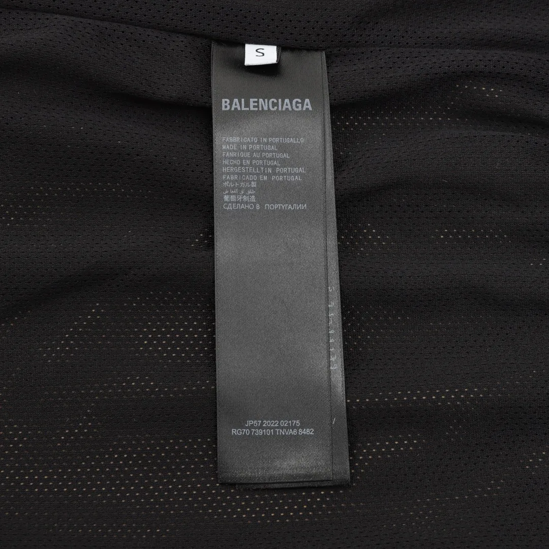 🅿️570 Balenciaga/Balenciaga letter embroidery zipper jacket Embroidery: straight lines, smooth curves; neat stitches, no jagged edges; embroidery surface is flat, silk threads are not skewed; stitch spacing is consistent, no bottom is exposed, no overlap; embroidery surface is smooth, without ink marks and other stains. Advanced imported embroidery machines are used to ensure the quality of each customer's logo embroidery. Fabric: Made of 26-count combed cotton + 10-count 100% cotton, with a weight of 140G. The fabric uses high-quality domestic Xinjiang cotton yarn. Xinjiang cotton is recognized as a superior material among domestic cotton. The fabric is woven using the internationally recognized Fukuhara knitting machine. The fabric has clear texture, good resilience, strong wrinkle resistance, good abrasion resistance and breathability. It is close to the skin, not easy to loosen and has a long-lasting wide effect. The fabric has good gloss, strength and wear resistance, small shrinkage and a good skeleton feel. The pure cotton cloth is produced by air flow liquid cylinder. The environmentally friendly dyeing meets the national first-class product requirements. It is not easy to fade and is not prone to creases and claw marks. It can be worn all year round: the sewing machine needle uses No. 9 round-head needles, which will not puncture or break the fibers of the fabric, and the thread density is 3CM/14 needles, which is tight, not loose, and not sparse; the sewing thread uses imported oil-proof treated thread, and there will be no oil stains; the car is an imported car with a silver sword and a knife, which does not eat or leave any cloth. It has a full sense of high brand quality! size：XS-L