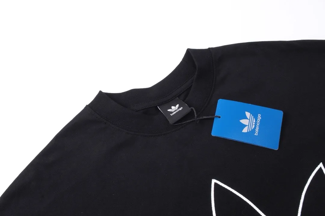 🅿️210 Detailed picture [Top version. Official website quality] BALENCI*GA/Paris co-branded Adidas front embroidered LOGO long-sleeved T-shirt# The fabric is made of Paris ZP custom-woven and dyed cotton double yarn. Weighing 260 grams, the cloth surface is clean. The cloth pattern is clear, soft and comfortable. The color fastness is good. It is not easy to change color. The threads are dyed with no color difference. The LOGO pattern letters are embroidered using imported embroidery machines, and the letters are three-dimensional and full. It is produced in Jubie market based on pictures, and comparisons are welcome. Restored brick cabinets. The version adopts OS loose shoulder design. Same style for men and women. Code: BL225028 Color: Black Size: XS S M L