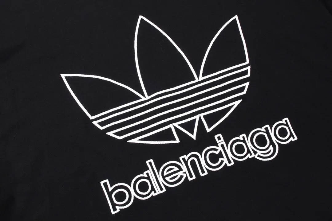 🅿️210 Detailed picture [Top version. Official website quality] BALENCI*GA/Paris co-branded Adidas front embroidered LOGO long-sleeved T-shirt# The fabric is made of Paris ZP custom-woven and dyed cotton double yarn. Weighing 260 grams, the cloth surface is clean. The cloth pattern is clear, soft and comfortable. The color fastness is good. It is not easy to change color. The threads are dyed with no color difference. The LOGO pattern letters are embroidered using imported embroidery machines, and the letters are three-dimensional and full. It is produced in Jubie market based on pictures, and comparisons are welcome. Restored brick cabinets. The version adopts OS loose shoulder design. Same style for men and women. Code: BL225028 Color: Black Size: XS S M L