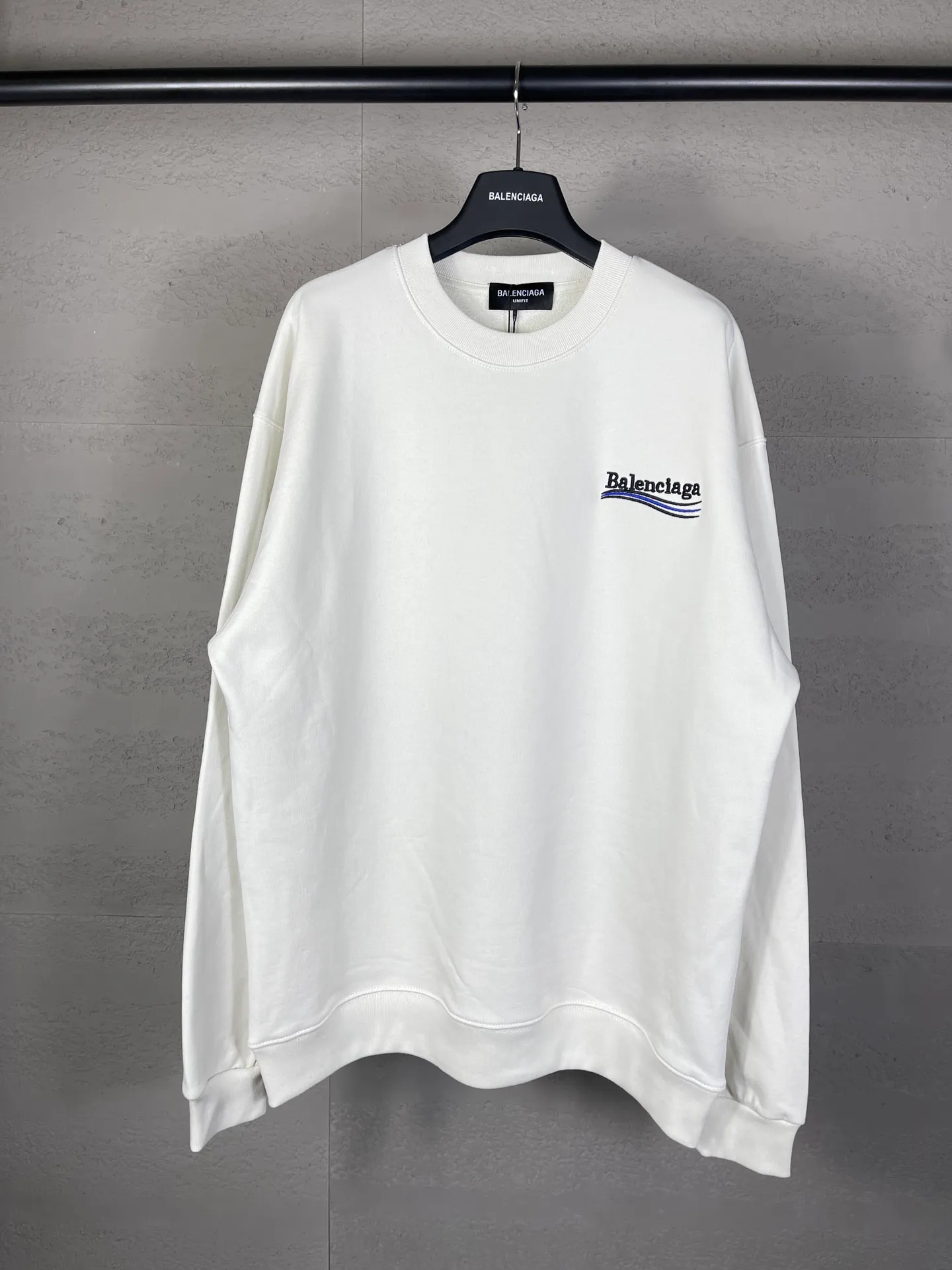 🅿️240 real photos [Top version. Official website quality] BALENCI*GA/Paris #classic style. Coke embroidered round neck sweatshirt. The fabric is made of Paris ZP custom-woven and dyed cotton sweatshirt. The weight is 450 grams. The cloth surface is clean. The cloth pattern is clear, soft and comfortable. The threads are dyed with no color difference. The classic pattern embroidery uses an imported embroidery machine, and the embroidery thread color is embroidered according to the original color. It is produced according to the pictures in the Jubie market. The letters are clear. The three-dimensional effect is strong. The version adopts the OS loose shoulder version. The same style for men and women. Coding: BL235565 Color: black, white, dark gray, blue, off-white Size: XS S M L