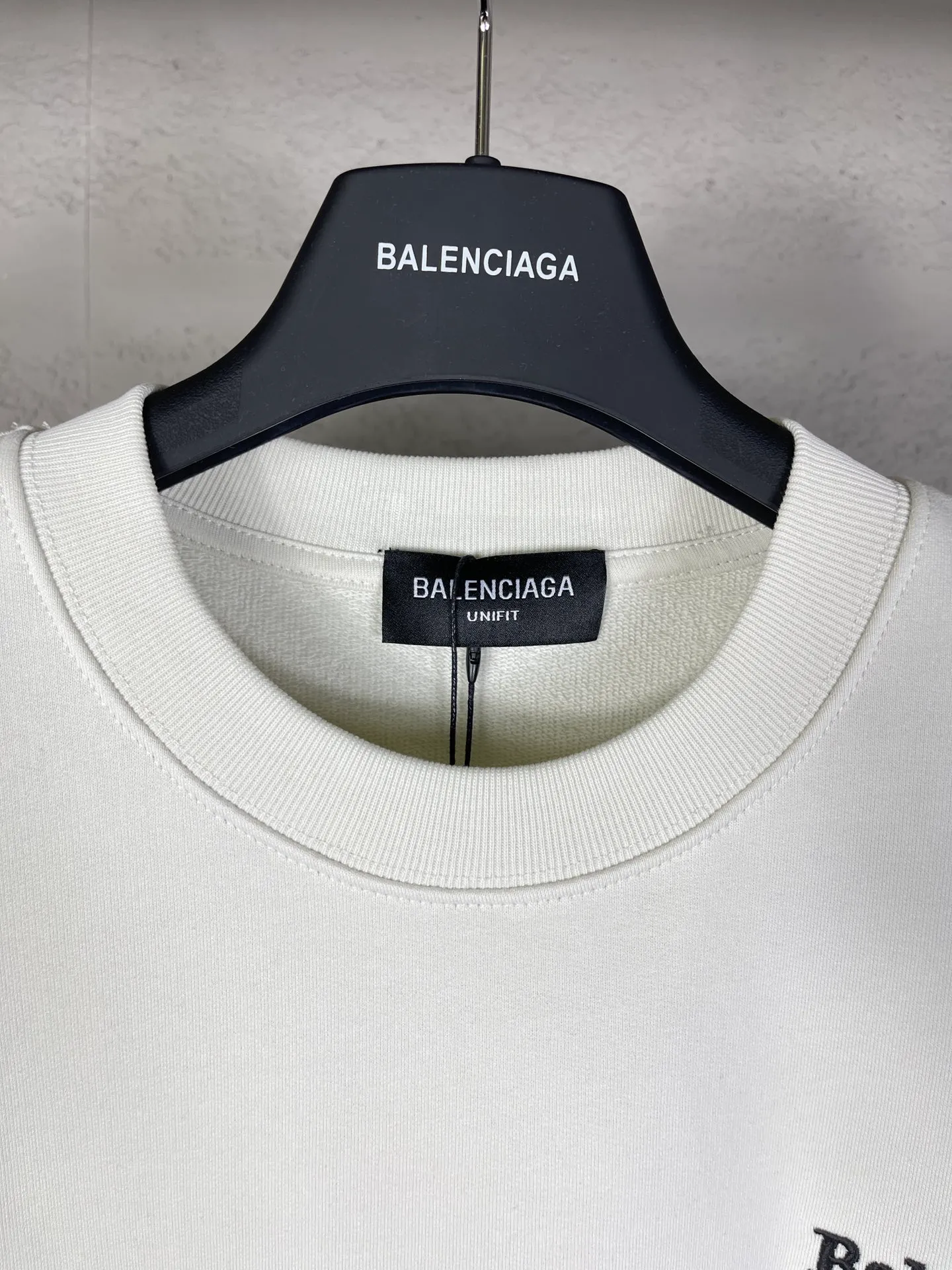 🅿️240 real photos [Top version. Official website quality] BALENCI*GA/Paris #classic style. Coke embroidered round neck sweatshirt. The fabric is made of Paris ZP custom-woven and dyed cotton sweatshirt. The weight is 450 grams. The cloth surface is clean. The cloth pattern is clear, soft and comfortable. The threads are dyed with no color difference. The classic pattern embroidery uses an imported embroidery machine, and the embroidery thread color is embroidered according to the original color. It is produced according to the pictures in the Jubie market. The letters are clear. The three-dimensional effect is strong. The version adopts the OS loose shoulder version. The same style for men and women. Coding: BL235565 Color: black, white, dark gray, blue, off-white Size: XS S M L